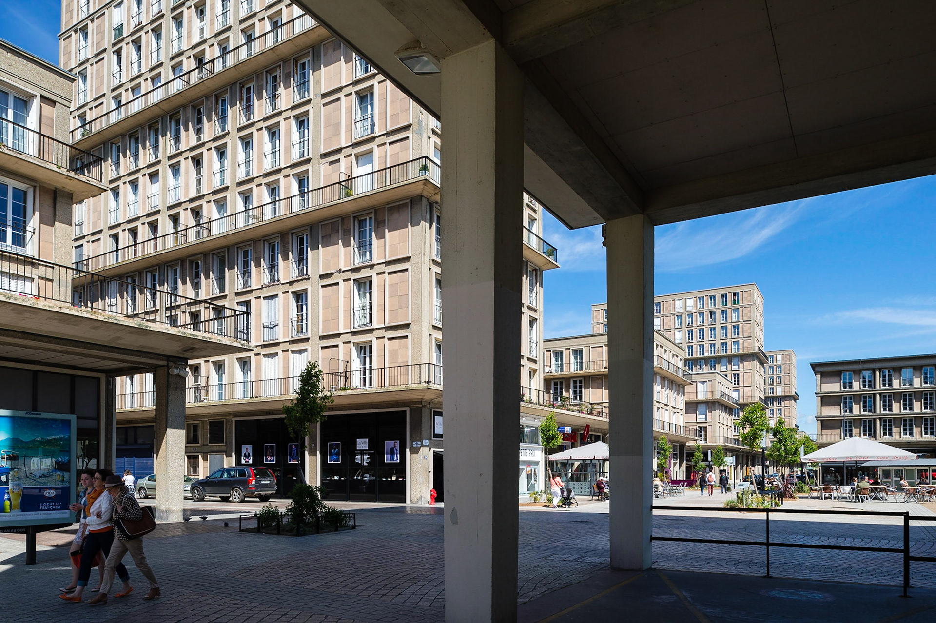 Le Havre centre ville. En grande partie détruit pendant la Seconde Guerre mondiale, le centre-ville a été reconstruit d'après les plans de l'atelier d'Auguste Perret entre 1945 et 1964, il est inscrit au patrimoine mondial de l'UNESCO depuis 2005.  Le Havre city center. Largely destroyed during the Second World War, the city was rebuilt according to the plans of the workshop of Auguste Perret between 1945 and 1964, he was listed as a World Heritage Site by UNESCO since 2005.