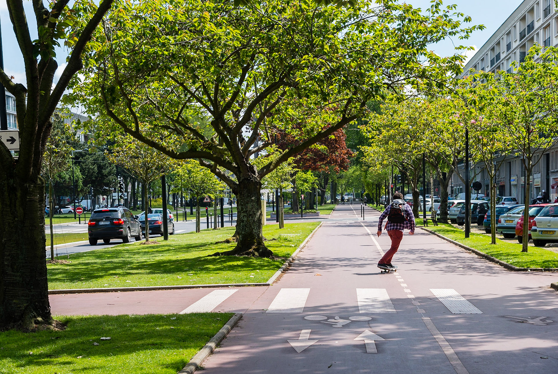 Le Havre. Avenue Foch, cette magnifique avenue comparable par ses dimensions aux Champs Elysées à Paris, relie la Place de l'Hôtel de Ville à la Porte Océane et à la plage du Havre / Le Havre. Avenue Foch, this magnificent comparable in dimensions to the Champs Elysees avenue in Paris, links the Place de l'Hotel de Ville in the Ocean Gate and the beach of Le Havre.
