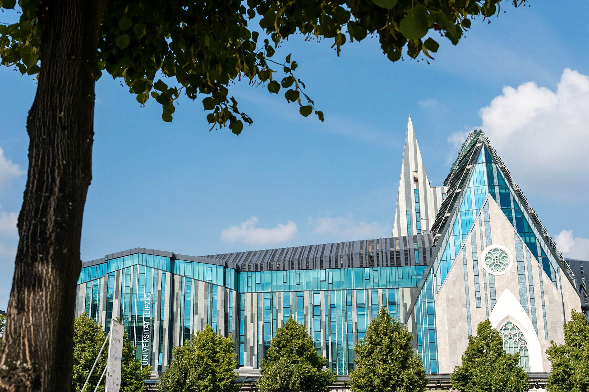 Le Paulinum et l'Eglise Université de St. Pauli est un bâtiment de l'Université de Leipzig sur la Augustusplatz. Leipzig, Saxe, Allemagne. /  The Paulinum and the Church of St. Paul University is a building of the University of Leipzig on Augustusplatz. Leipzig, Saxony, Germany.