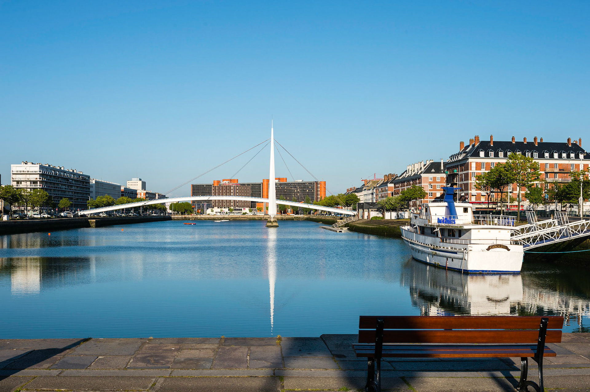 Le Havre. Bassin du Commerce et la passerelle François Le Chevalier / Le Havre. Bassin du Commerce and Gateway François Le Chevalier. The red brick buildings of the Saint Francois.