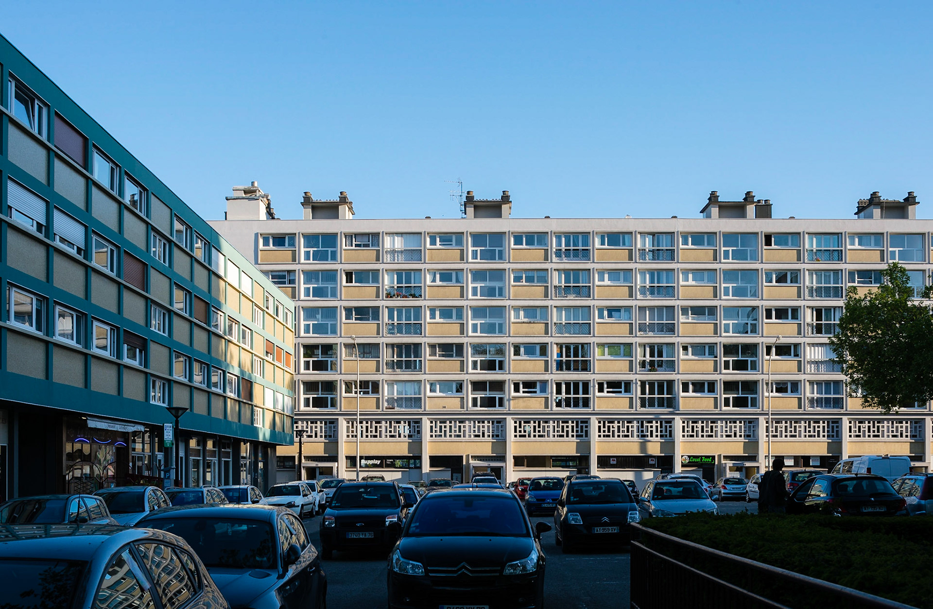 Le Havre centre ville. En grande partie détruit pendant la Seconde Guerre mondiale, le centre-ville a été reconstruit d'après les plans de l'atelier d'Auguste Perret entre 1945 et 1964, il est inscrit au patrimoine mondial de l'UNESCO depuis 2005.  Le Havre city center. Largely destroyed during the Second World War, the city was rebuilt according to the plans of the workshop of Auguste Perret between 1945 and 1964, he was listed as a World Heritage Site by UNESCO since 2005.