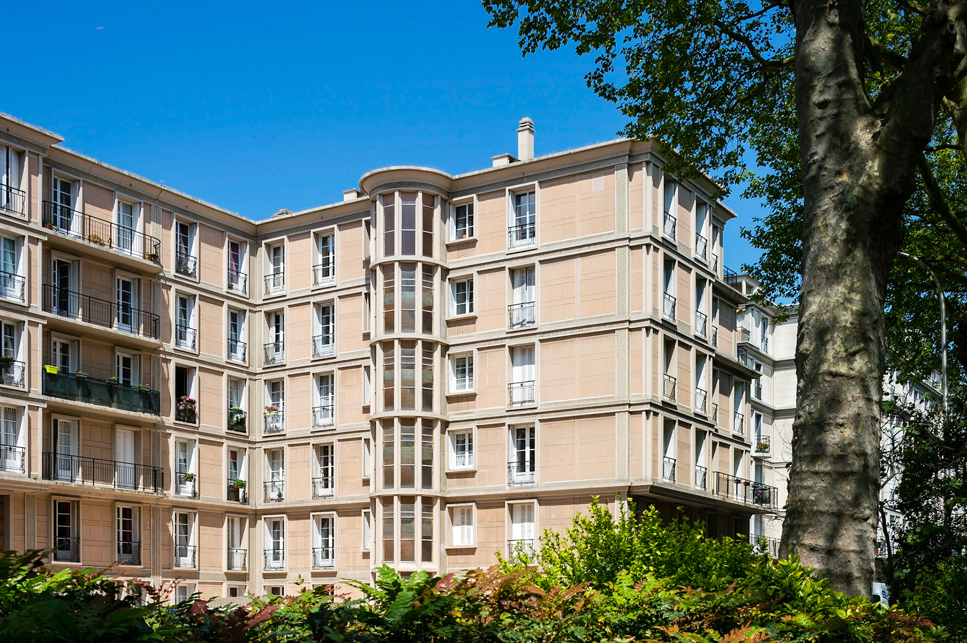 Le Havre. Avenue Foch, cette magnifique avenue comparable par ses dimensions aux Champs Elysées à Paris, relie la Place de l'Hôtel de Ville à la Porte Océane et à la plage du Havre / Le Havre. Avenue Foch, this magnificent comparable in dimensions to the Champs Elysees avenue in Paris, links the Place de l'Hotel de Ville in the Ocean Gate and the beach of Le Havre.