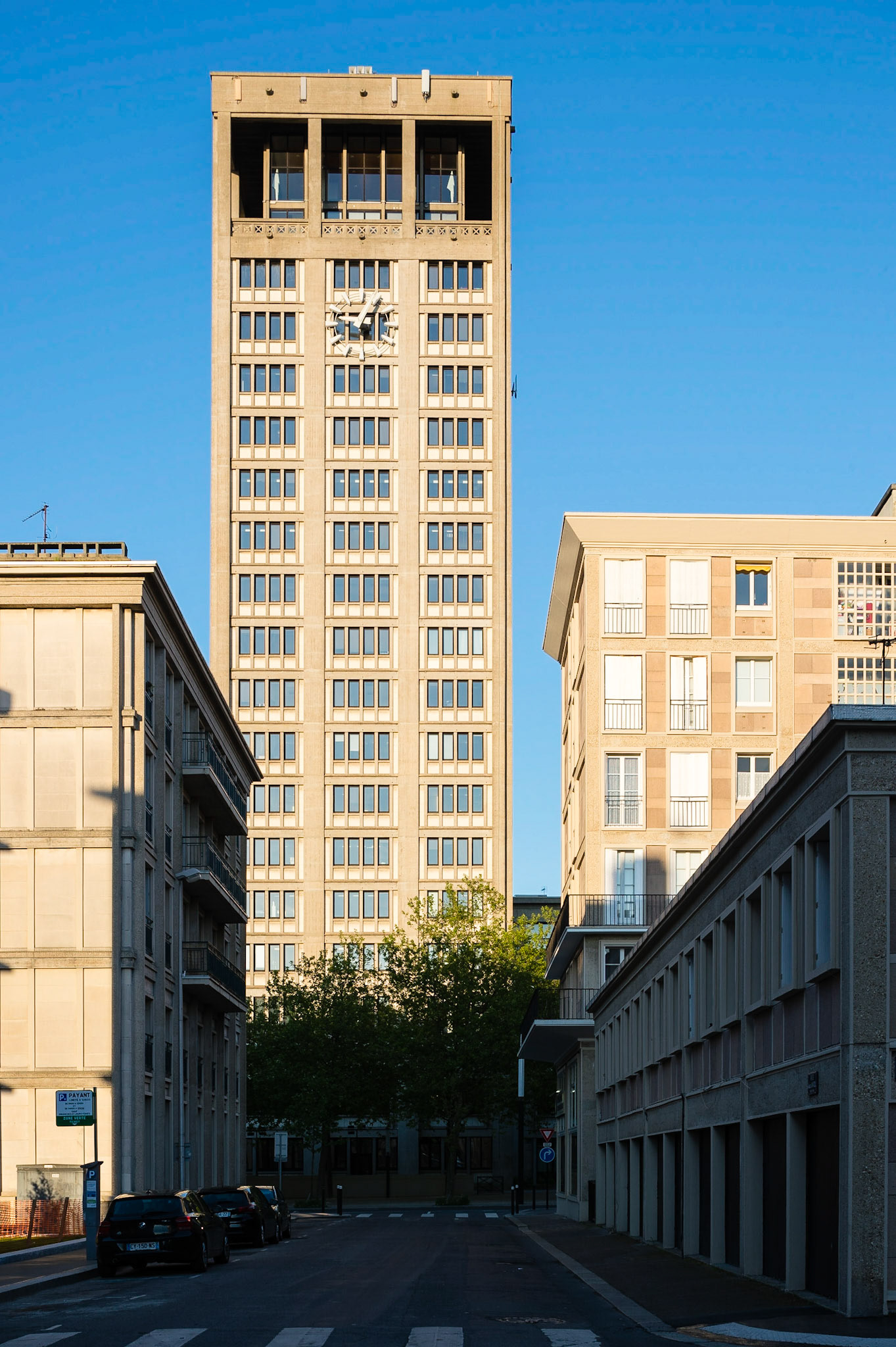 Le Havre centre ville. En grande partie détruit pendant la Seconde Guerre mondiale, le centre-ville a été reconstruit d'après les plans de l'atelier d'Auguste Perret entre 1945 et 1964, il est inscrit au patrimoine mondial de l'UNESCO depuis 2005.  L'Hôtel de Ville, oeuvre des ateliers Auguste Perret.  Le Havre city center. Largely destroyed during the Second World War, the city was rebuilt according to the plans of the workshop of Auguste Perret between 1945 and 1964, he was listed as a World Heritage Site by UNESCO since 2005. The Town Hall, the work of Auguste Perret workshops.