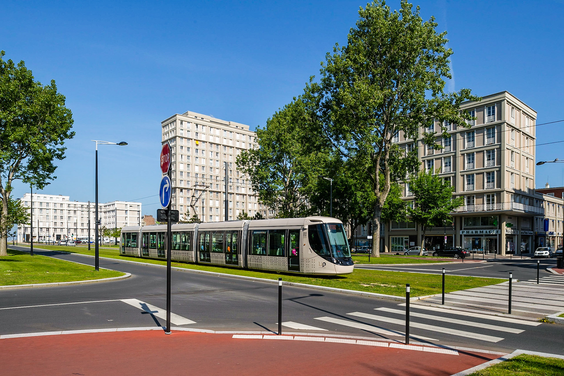 Le Havre. Avenue Foch, cette magnifique avenue comparable par ses dimensions aux Champs Elysées à Paris, relie la Place de l'Hôtel de Ville à la Porte Océane et à la plage du Havre / Le Havre. Avenue Foch, this magnificent comparable in dimensions to the Champs Elysees avenue in Paris, links the Place de l'Hotel de Ville in the Ocean Gate and the beach of Le Havre.