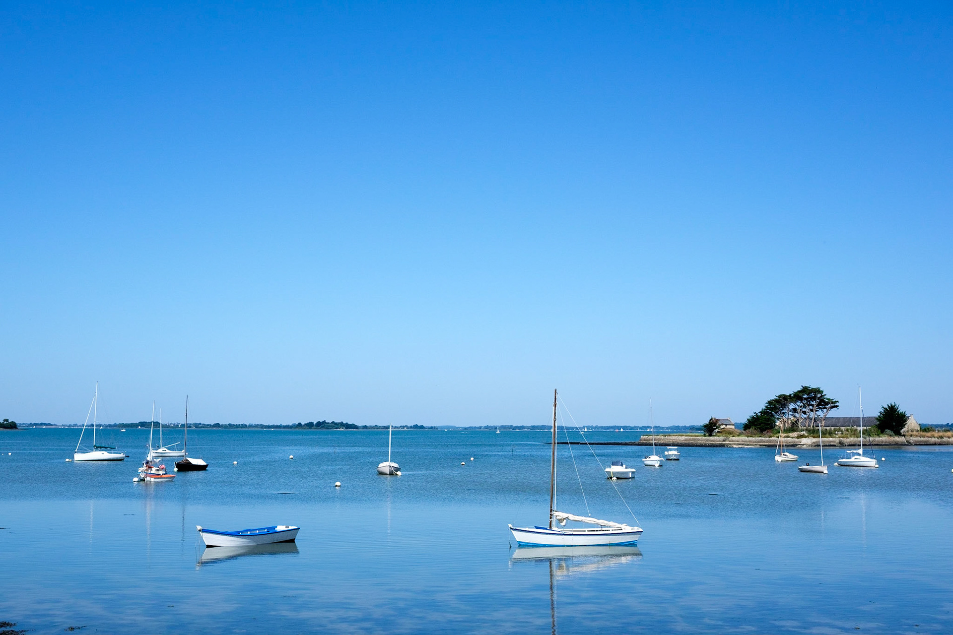 Bateaux au mouillage dans le Golfe de Morbihan, Bretagne, France. /  Boats anchored in the Gulf of Morbihan, Brittany, France.