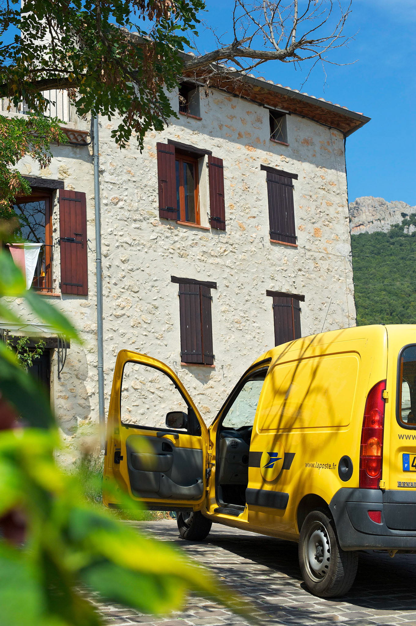 Cammionette de la Poste à Duilhac-sous-Peyrepertuse, Hautes Corbieres, Aude, France