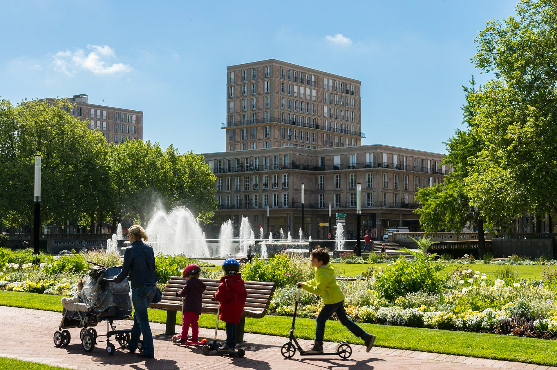 Le Havre centre ville. En grande partie détruit pendant la Seconde Guerre mondiale, le centre-ville a été reconstruit d'après les plans de l'atelier d'Auguste Perret entre 1945 et 1964, il est inscrit au patrimoine mondial de l'UNESCO depuis 2005 / Le Havre city center. Largely destroyed during the Second World War, the city was rebuilt according to the plans of the workshop of Auguste Perret between 1945 and 1964, he was listed as a World Heritage Site by UNESCO since 2005.