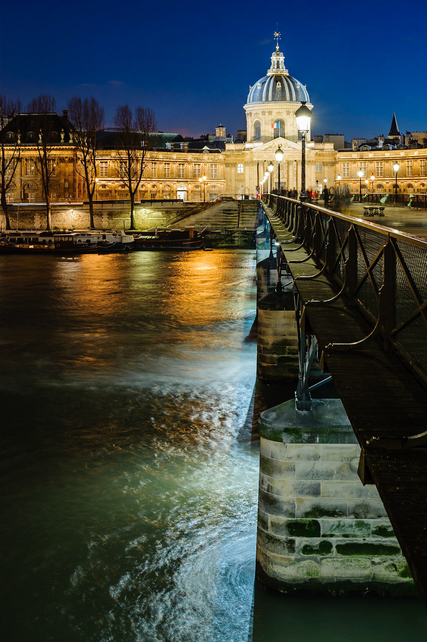 Paris, le Pont des Arts et La bibliotheque Mazarine.