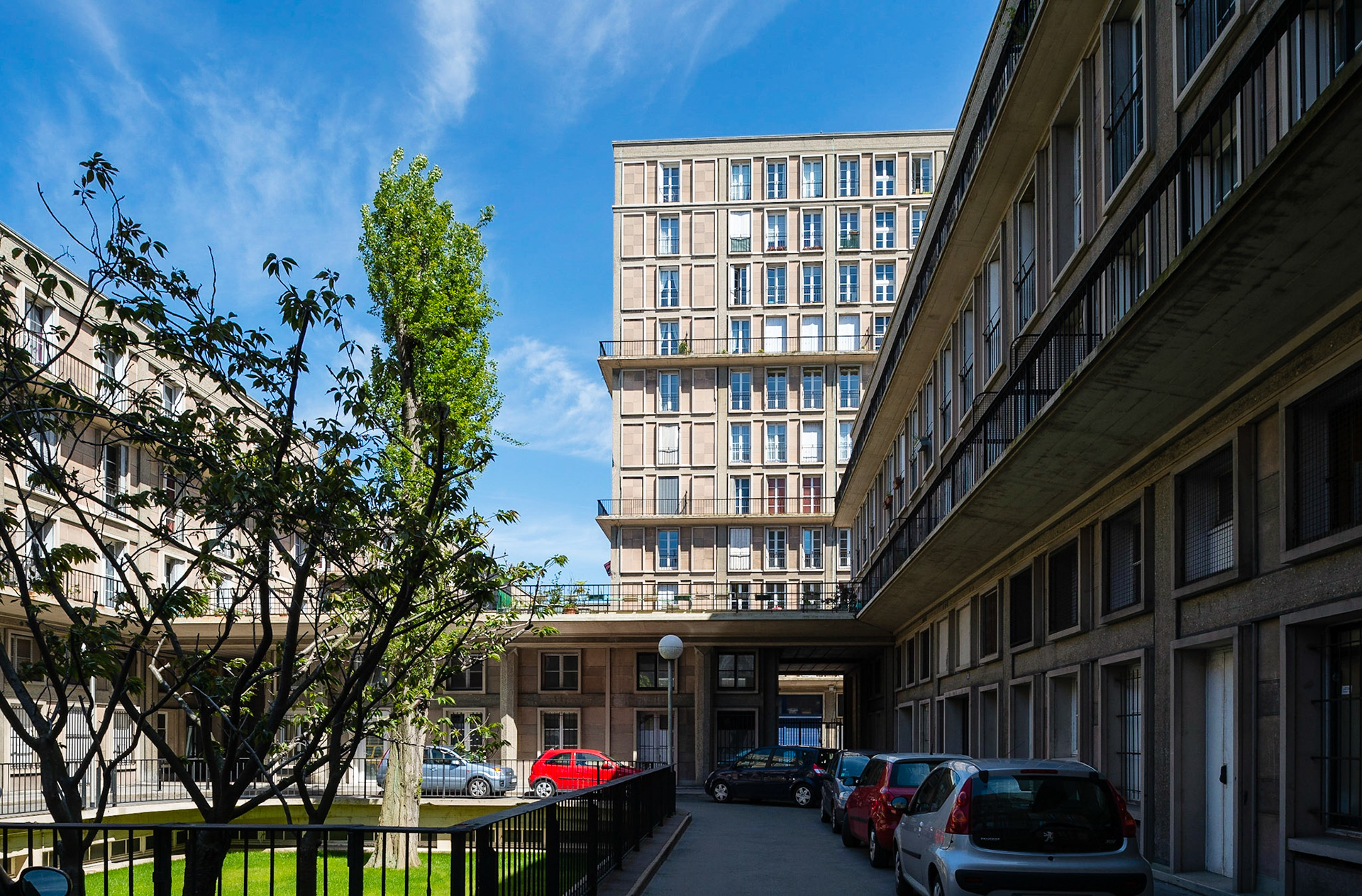 Le Havre centre ville. En grande partie détruit pendant la Seconde Guerre mondiale, le centre-ville a été reconstruit d'après les plans de l'atelier d'Auguste Perret entre 1945 et 1964, il est inscrit au patrimoine mondial de l'UNESCO depuis 2005.  Le Havre city center. Largely destroyed during the Second World War, the city was rebuilt according to the plans of the workshop of Auguste Perret between 1945 and 1964, he was listed as a World Heritage Site by UNESCO since 2005.