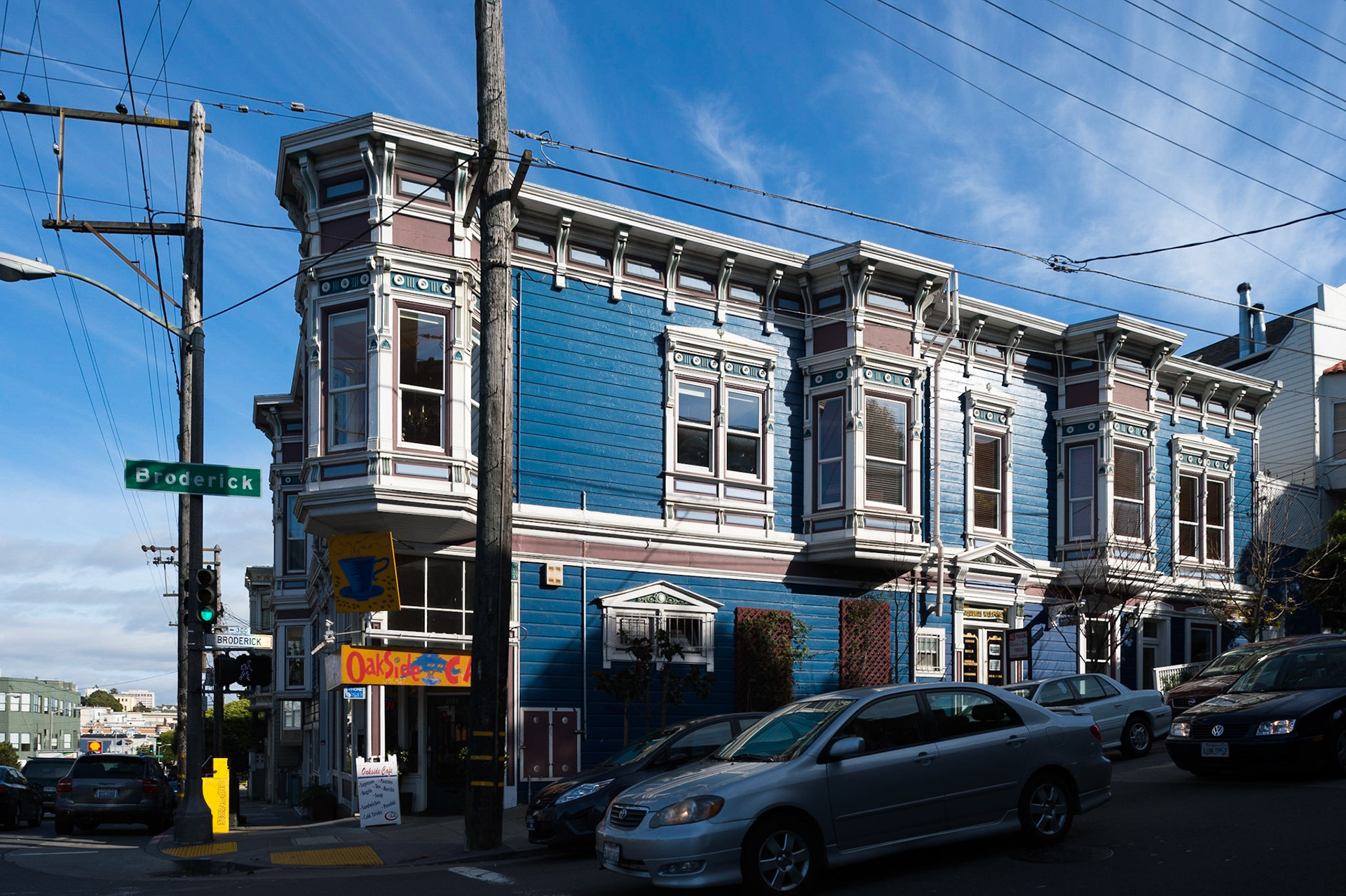 Une maison bleue à l'architecture étonnante, angle Oak- Broderick, San Francisco.A blue house with stunning architecture, angle Oak Broderick, San Francisco.