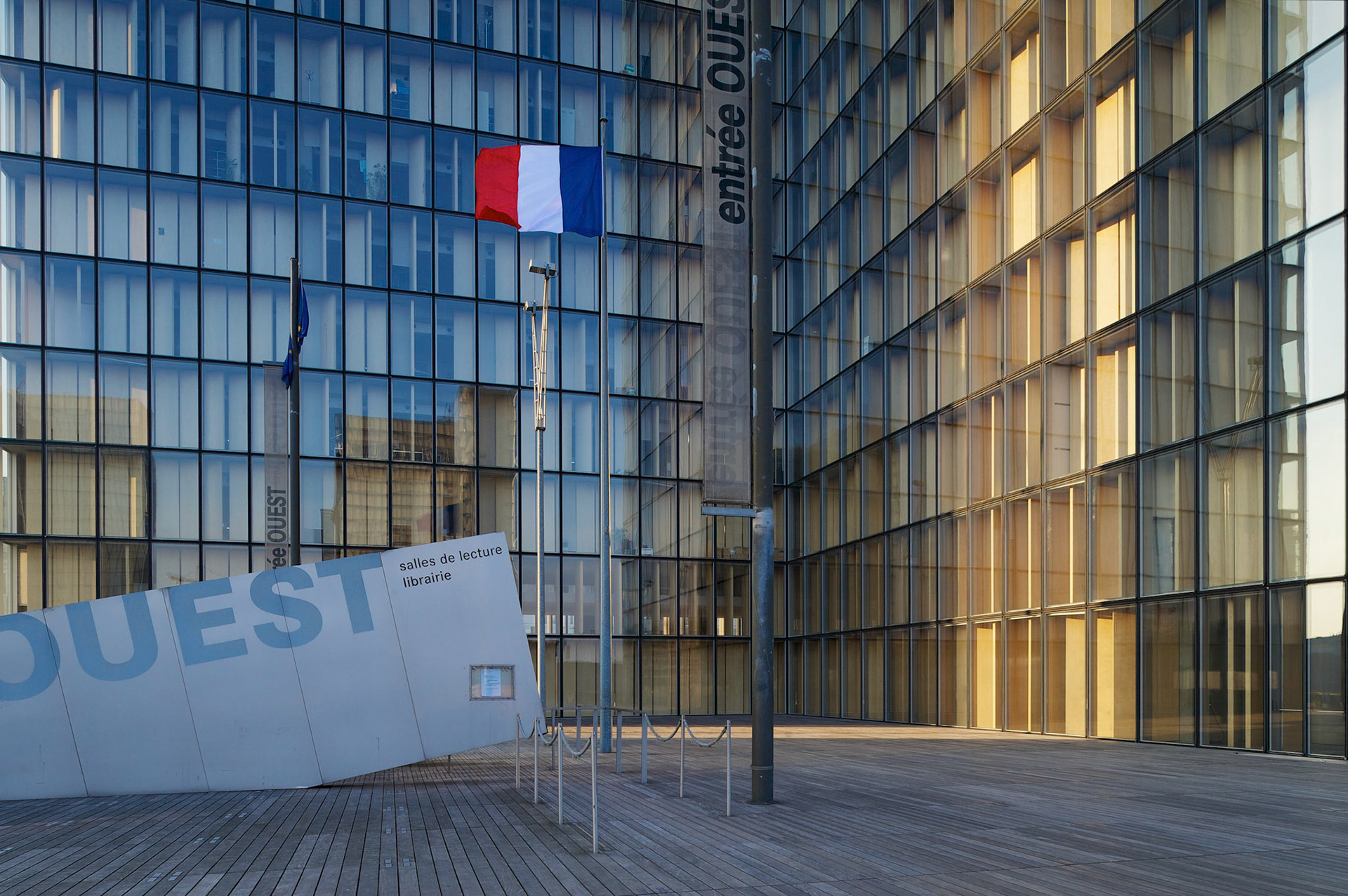 Bibliotheque Nationale Francois Mitterrand, Paris. Architecte Dominique Perrault.