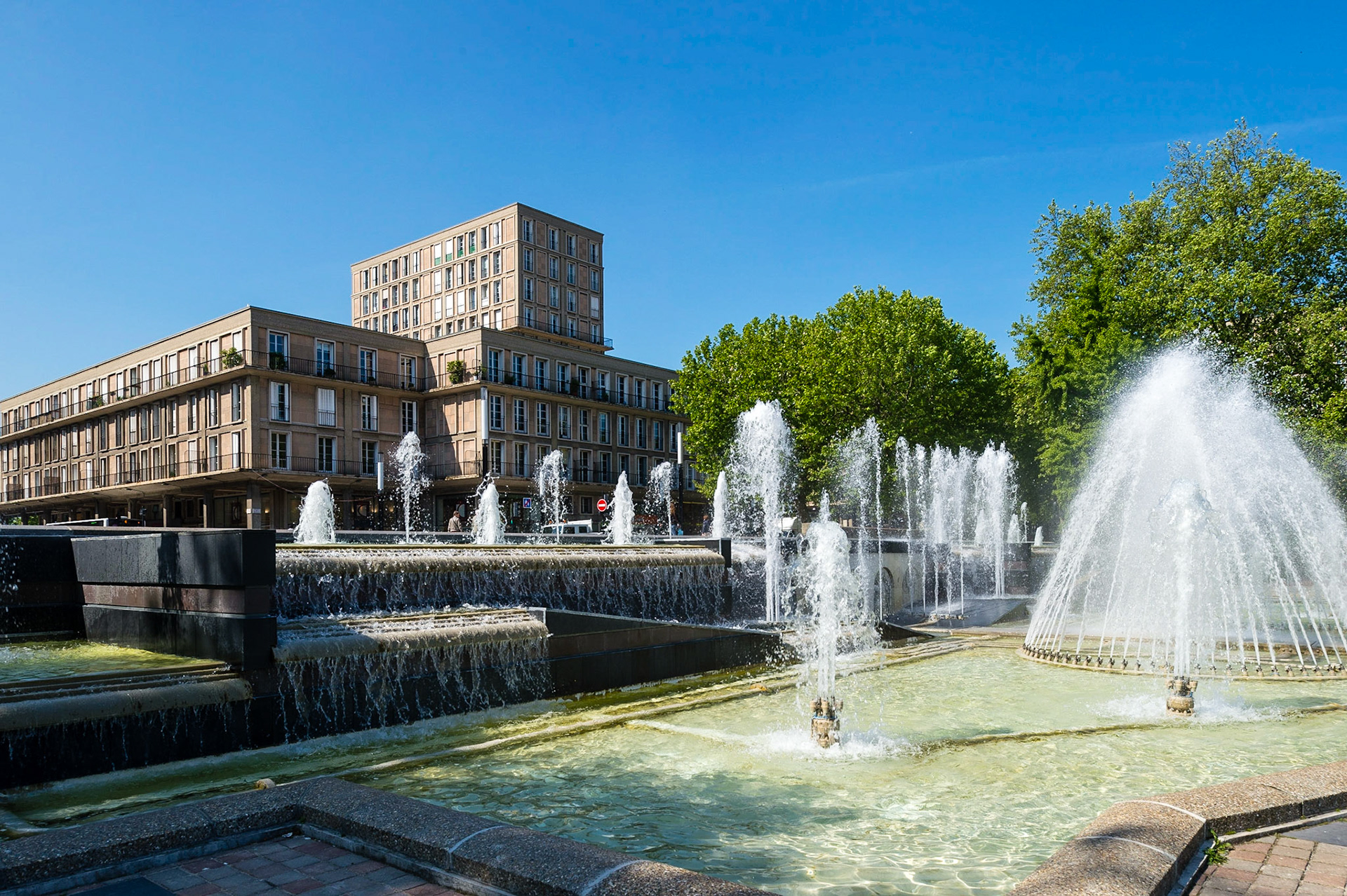 Le Havre centre ville. En grande partie détruit pendant la Seconde Guerre mondiale, le centre-ville a été reconstruit d'après les plans de l'atelier d'Auguste Perret entre 1945 et 1964, il est inscrit au patrimoine mondial de l'UNESCO depuis 2005 / Le Havre city center. Largely destroyed during the Second World War, the city was rebuilt according to the plans of the workshop of Auguste Perret between 1945 and 1964, he was listed as a World Heritage Site by UNESCO since 2005.