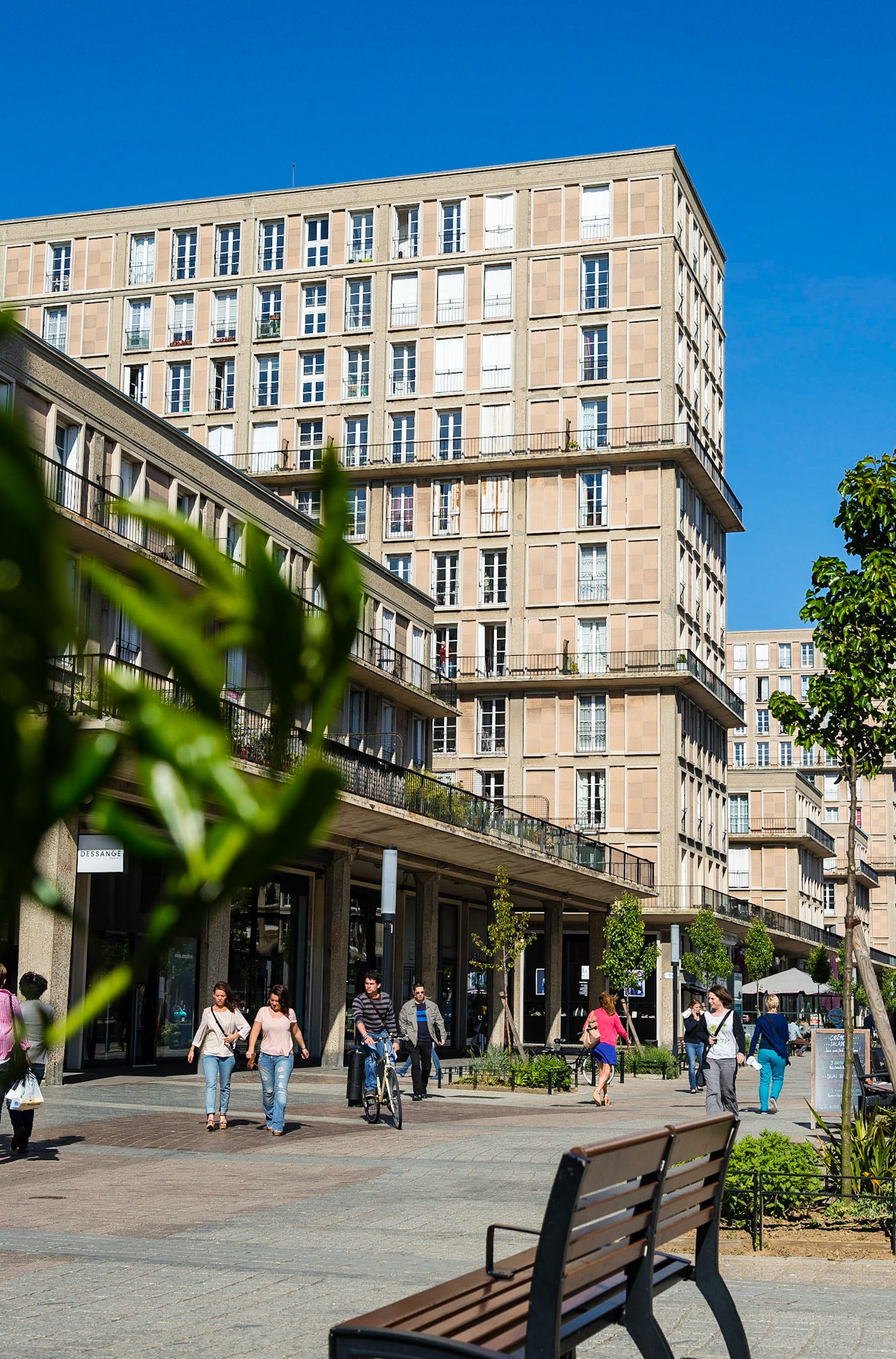 Le Havre centre ville. En grande partie détruit pendant la Seconde Guerre mondiale, le centre-ville a été reconstruit d'après les plans de l'atelier d'Auguste Perret entre 1945 et 1964, il est inscrit au patrimoine mondial de l'UNESCO depuis 2005.  Le Havre city center. Largely destroyed during the Second World War, the city was rebuilt according to the plans of the workshop of Auguste Perret between 1945 and 1964, he was listed as a World Heritage Site by UNESCO since 2005.