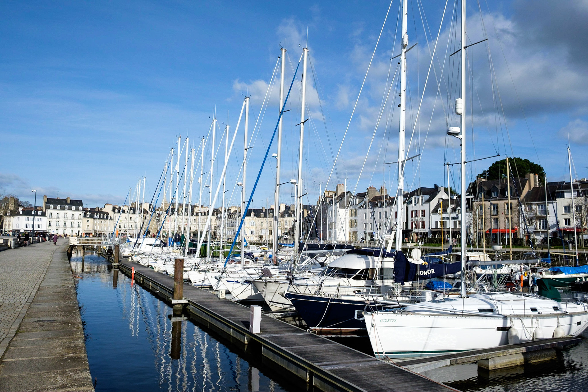 Voiliers dans le Port de Vannes , Morbihan, Bretagne, France. / Sailing boats in the port of Vannes, Morbihan, Brittany, France.