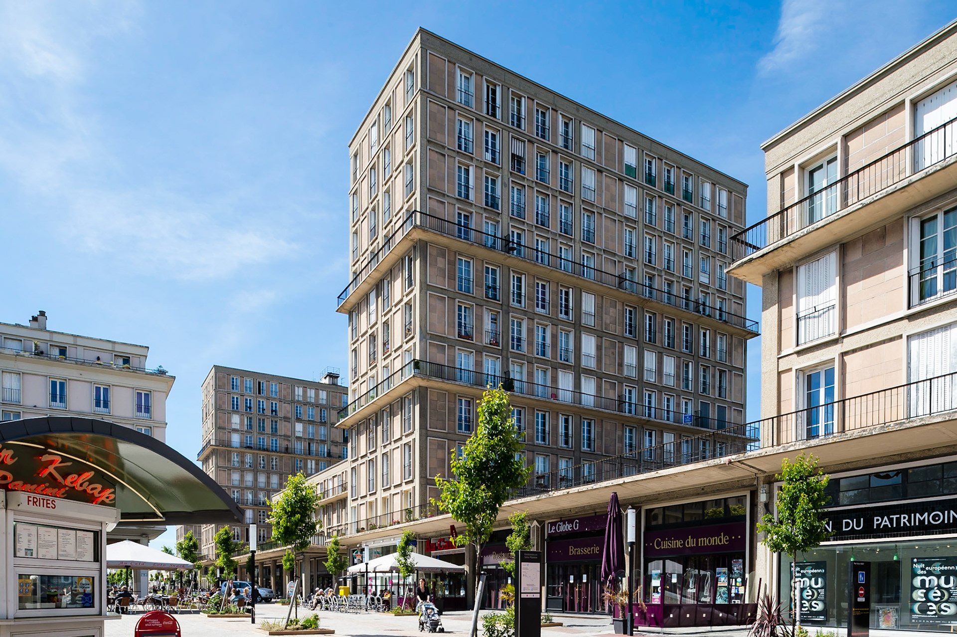 Le Havre centre ville. En grande partie détruit pendant la Seconde Guerre mondiale, le centre-ville a été reconstruit d'après les plans de l'atelier d'Auguste Perret entre 1945 et 1964, il est inscrit au patrimoine mondial de l'UNESCO depuis 2005 / Le Havre city center. Largely destroyed during the Second World War, the city was rebuilt according to the plans of the workshop of Auguste Perret between 1945 and 1964, he was listed as a World Heritage Site by UNESCO since 2005.