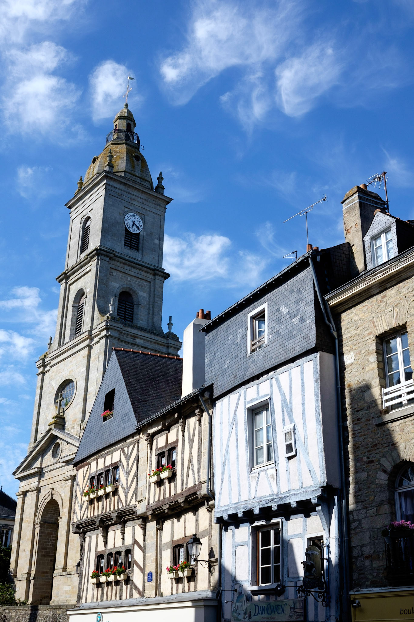 L'église Saint Patern et maisons à colombages. Vannes , Morbihan, Bretagne, France. /  The Saint Patern church and timbered houses. Vannes, Morbihan, Brittany, France.