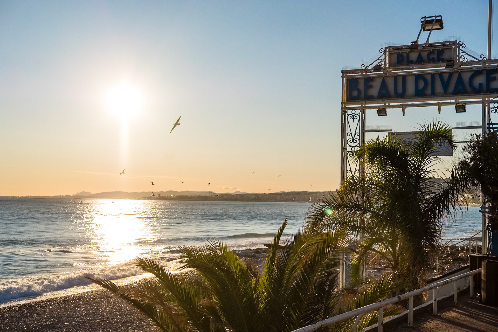 Coucher de soleil sur la Plage Beau Rivage. Nice, Alpes Marimes, France