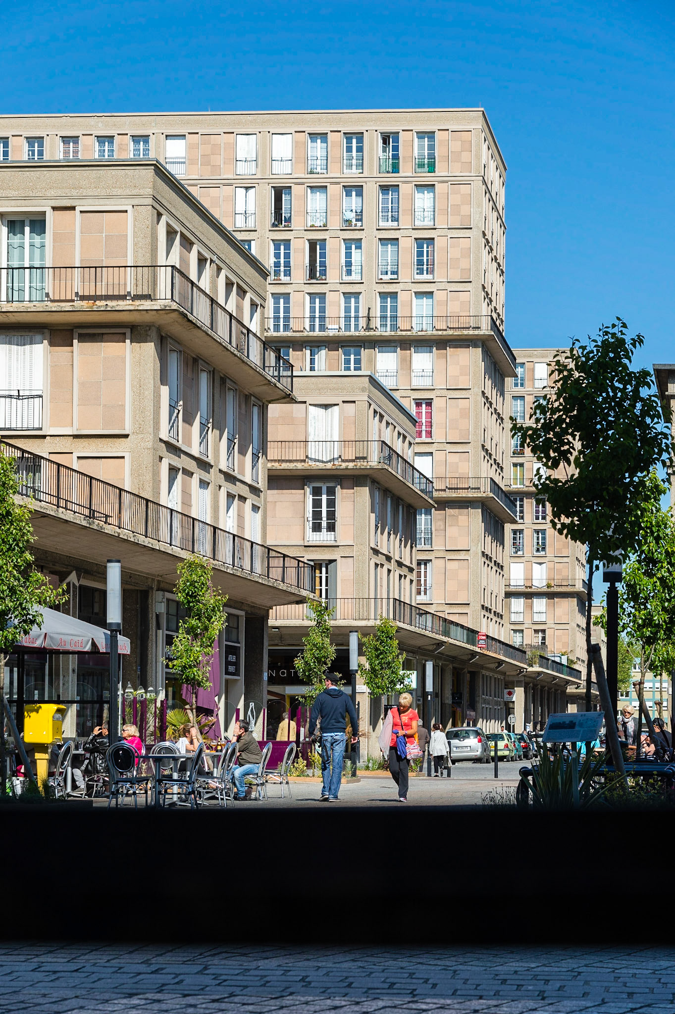 Le Havre centre ville. En grande partie détruit pendant la Seconde Guerre mondiale, le centre-ville a été reconstruit d'après les plans de l'atelier d'Auguste Perret entre 1945 et 1964, il est inscrit au patrimoine mondial de l'UNESCO depuis 2005.  Le Havre city center. Largely destroyed during the Second World War, the city was rebuilt according to the plans of the workshop of Auguste Perret between 1945 and 1964, he was listed as a World Heritage Site by UNESCO since 2005.
