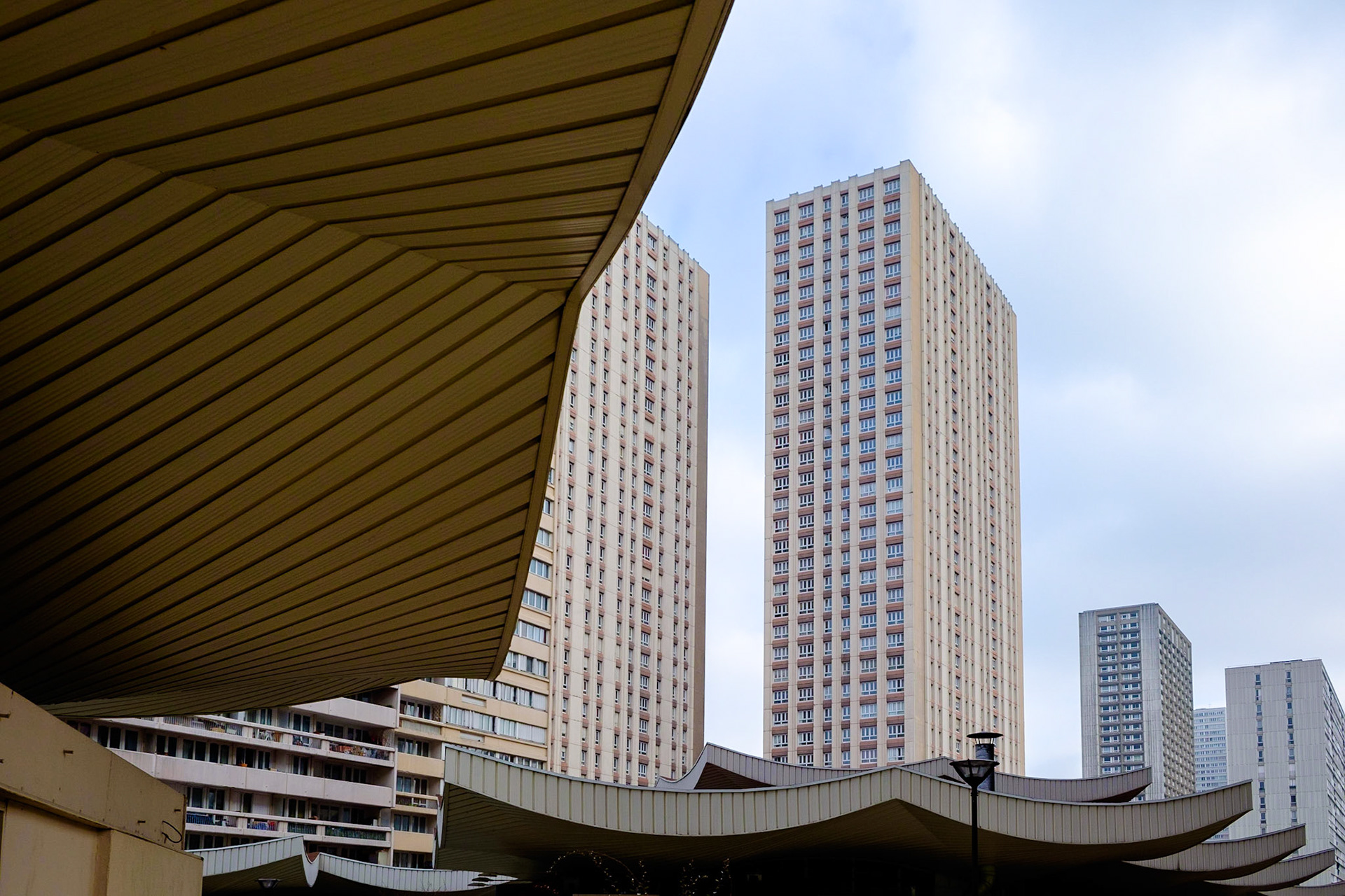 La Dalle Tolbiac, 13 ème arrondissement, Paris. Immeubles en contre plongée. /