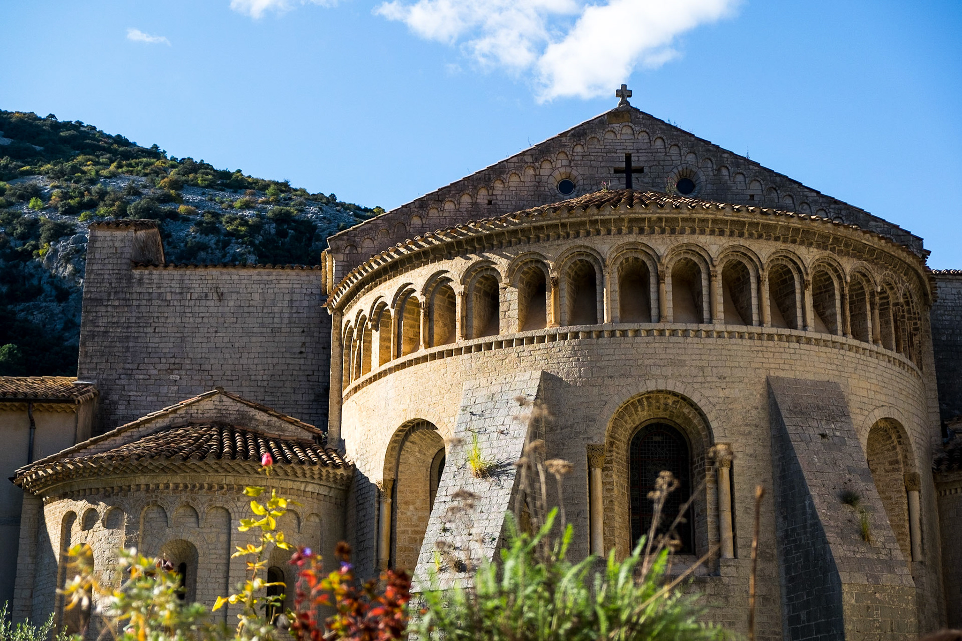 L'abbaye de Saint Guilhem Le Désert est une abbaye bénédictine fondée en 804 par Guillaume de Gellone. Elles est inscrite au patrimoine mondial de l'UNESCO depuis 1998 / The abbey of Saint Guilhem Le Desert is a Benedictine abbey founded in 804 by William of Gellone. It is a World Heritage Site by UNESCO since 1998.