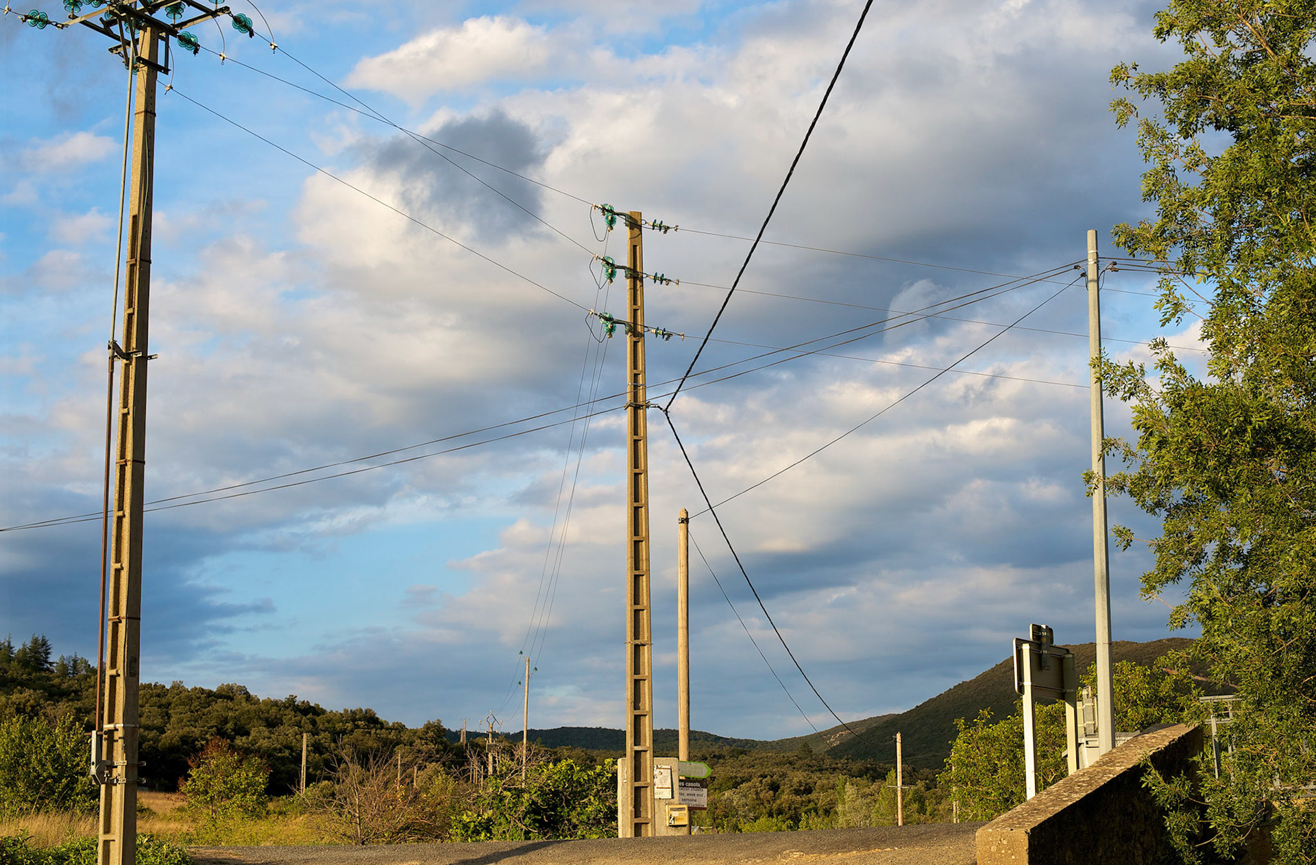 Paysages des Hautes Corbieres, Aude, France.Cables electriques dans la campagne.
