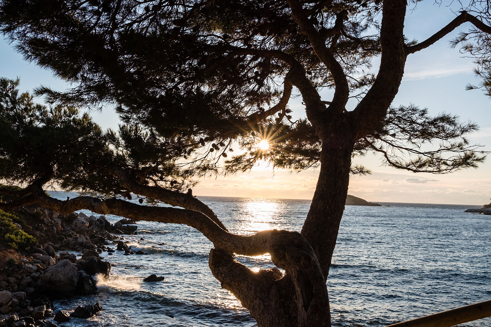 Coucher de soleil sur le sentier du Littoral. Bandol, Var, France.