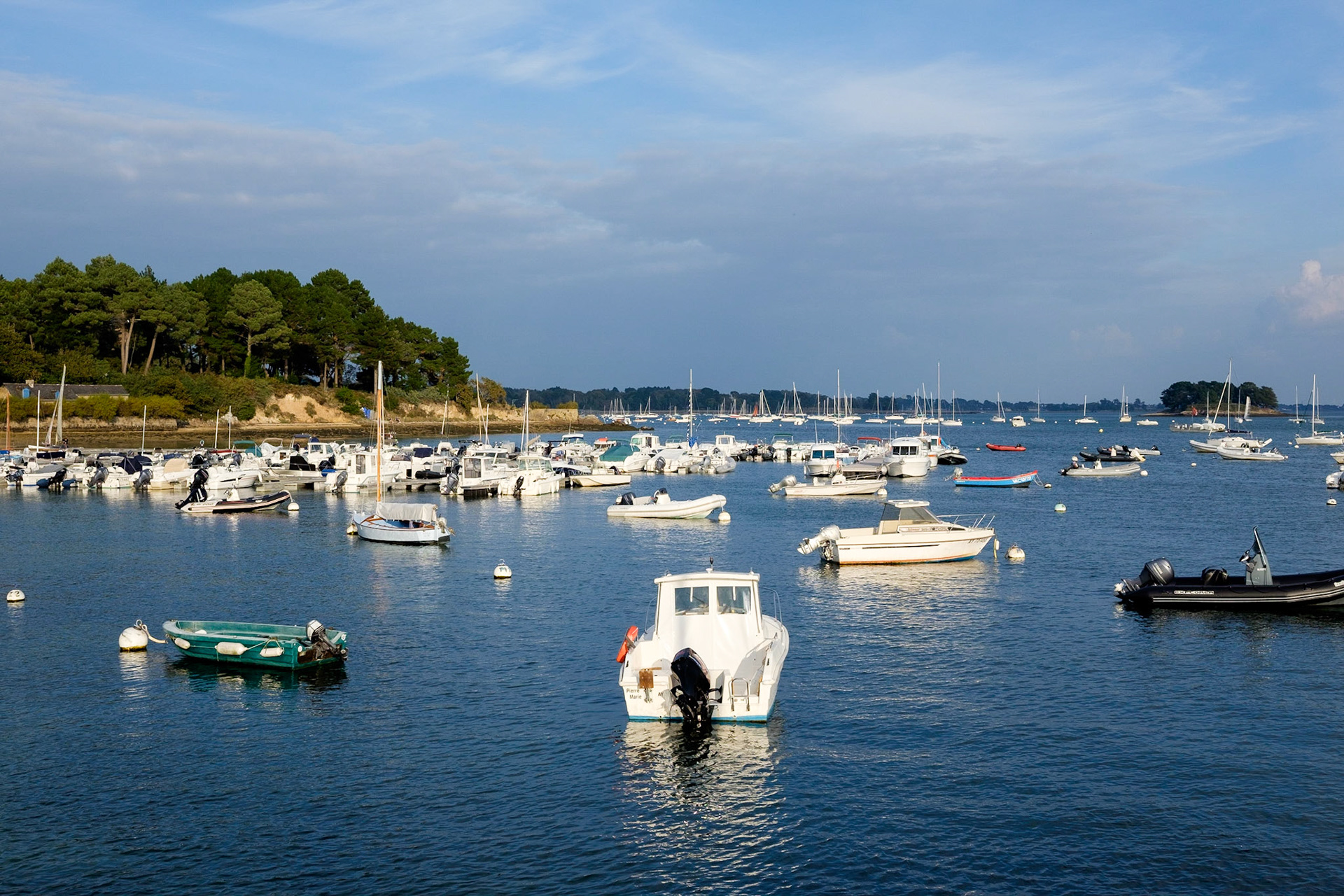 Bateaux au mouillage dans la baie d'Arradon. Golfe de Morbihan, Bretagne, France. / Boats at anchor in the bay of Arradon. Gulf of Morbihan, Brittany, France.