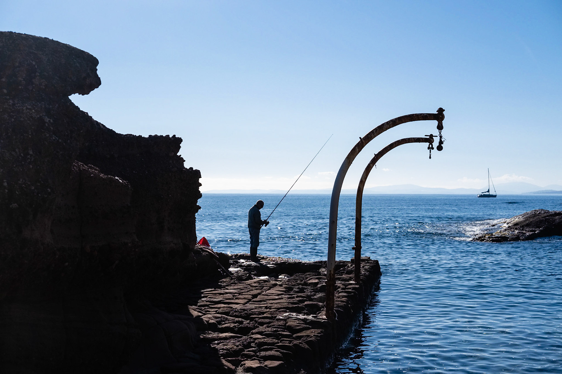 Pécheur sur le sentier du littoral entre Saint Raphaël et Agay. Saint Raphaël, Var, France
