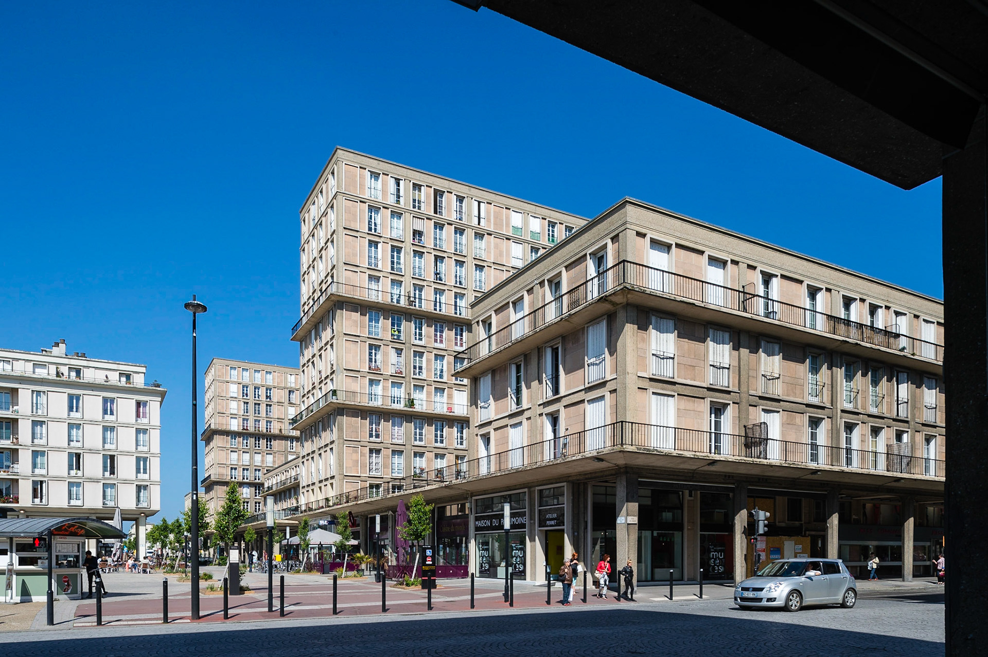 Le Havre centre ville. En grande partie détruit pendant la Seconde Guerre mondiale, le centre-ville a été reconstruit d'après les plans de l'atelier d'Auguste Perret entre 1945 et 1964, il est inscrit au patrimoine mondial de l'UNESCO depuis 2005.  Le Havre city center. Largely destroyed during the Second World War, the city was rebuilt according to the plans of the workshop of Auguste Perret between 1945 and 1964, he was listed as a World Heritage Site by UNESCO since 2005.