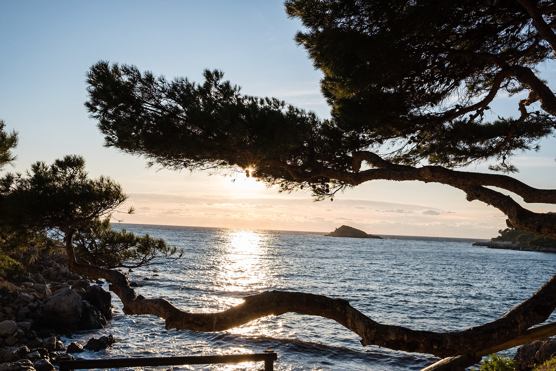 Coucher de soleil sur le sentier du Littoral. Bandol, Var, France.