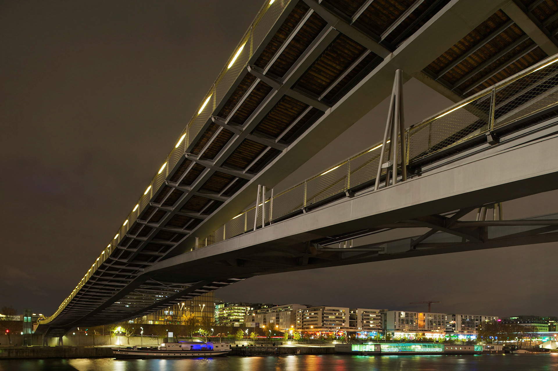 La passerelle Simone de Beauvoir, Paris, France.Dietmar Feichtinger Architectes.