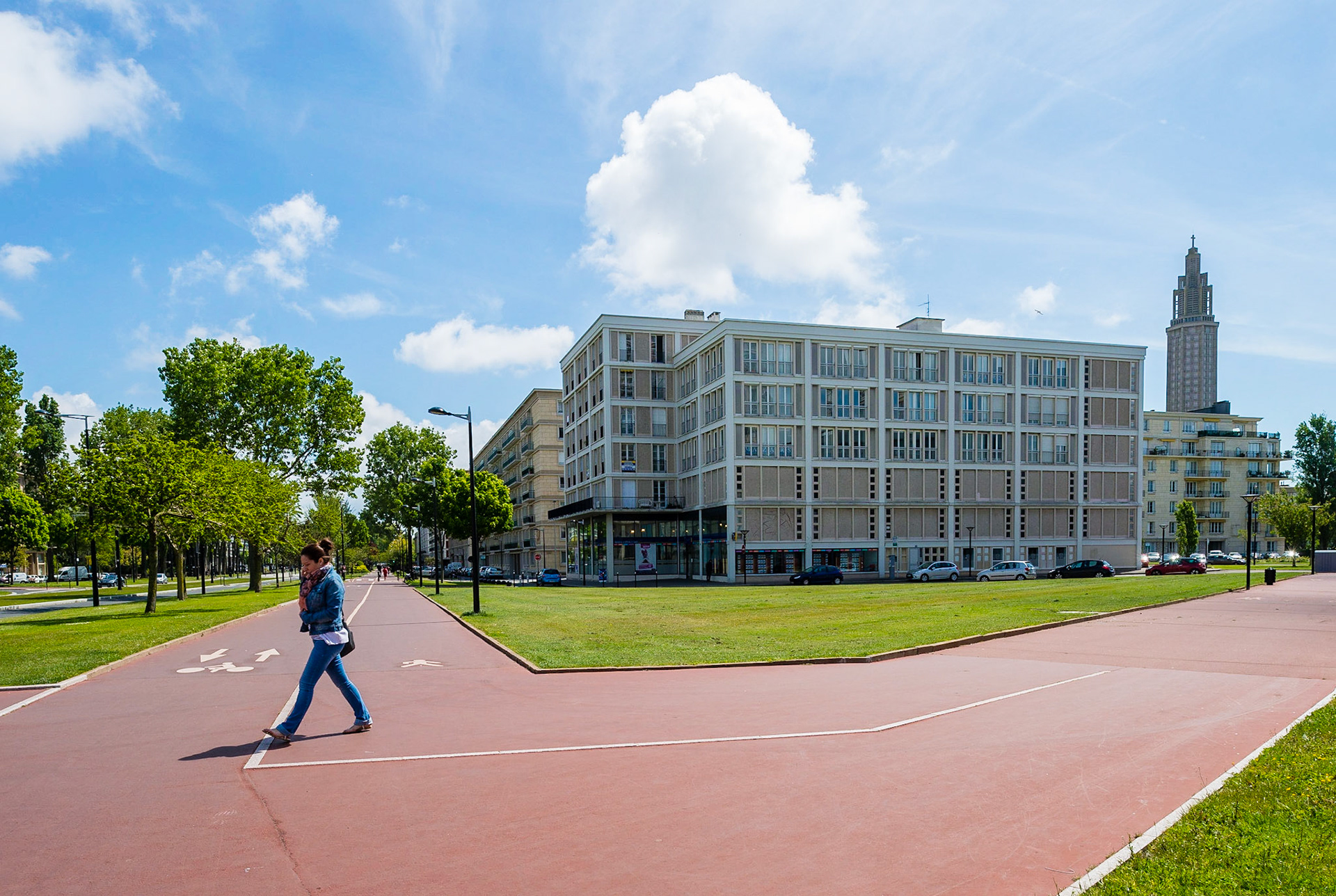 Le Havre. Avenue Foch, cette magnifique avenue comparable par ses dimensions aux Champs Elysées à Paris, relie la Place de l'Hôtel de Ville à la Porte Océane et à la plage du Havre / Le Havre. Avenue Foch, this magnificent comparable in dimensions to the Champs Elysees avenue in Paris, links the Place de l'Hotel de Ville in the Ocean Gate and the beach of Le Havre.