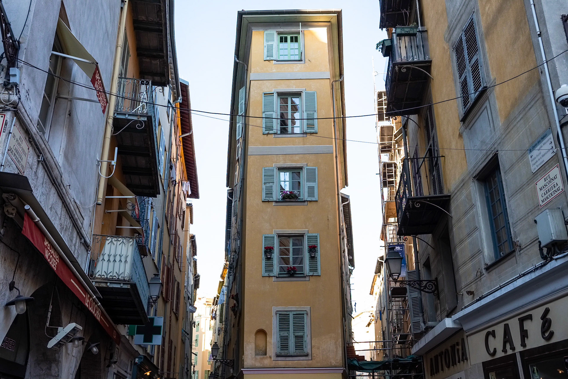Rue du Pont Vieux et rue Mascoinat. Vieux Nice, Alpes Marimes, France