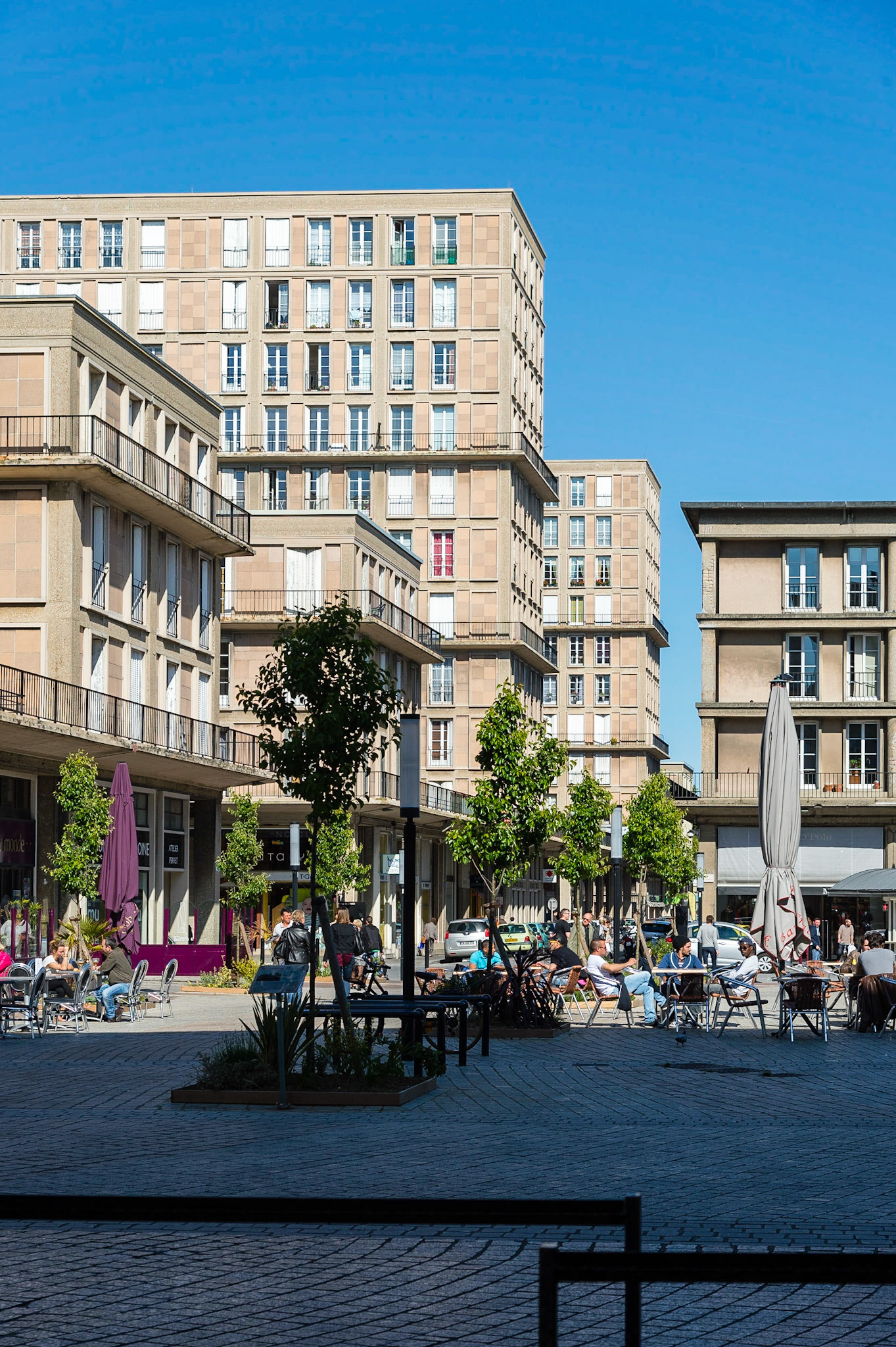 Le Havre centre ville. En grande partie détruit pendant la Seconde Guerre mondiale, le centre-ville a été reconstruit d'après les plans de l'atelier d'Auguste Perret entre 1945 et 1964, il est inscrit au patrimoine mondial de l'UNESCO depuis 2005.  Le Havre city center. Largely destroyed during the Second World War, the city was rebuilt according to the plans of the workshop of Auguste Perret between 1945 and 1964, he was listed as a World Heritage Site by UNESCO since 2005.