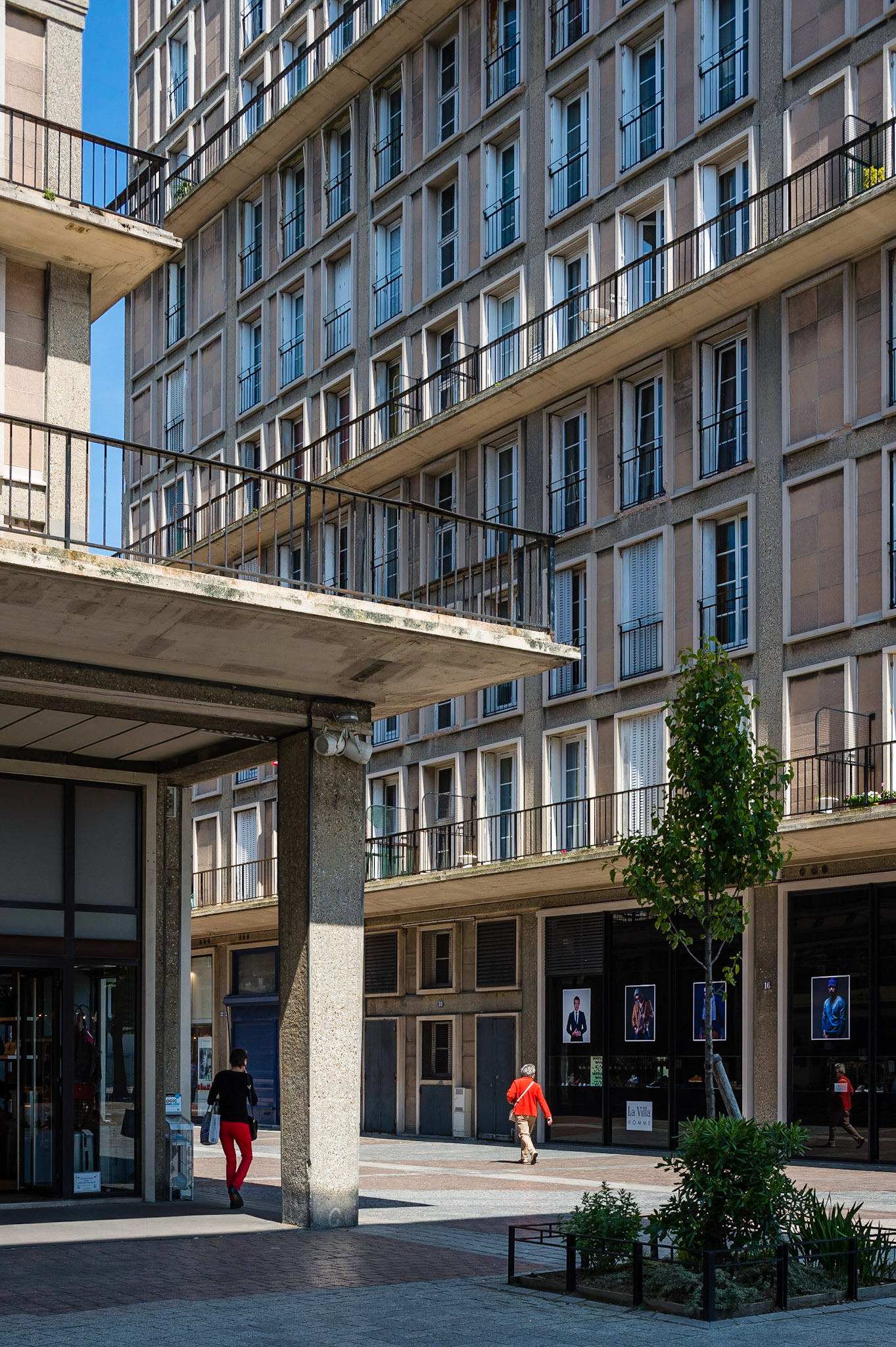 Le Havre centre ville. En grande partie détruit pendant la Seconde Guerre mondiale, le centre-ville a été reconstruit d'après les plans de l'atelier d'Auguste Perret entre 1945 et 1964, il est inscrit au patrimoine mondial de l'UNESCO depuis 2005.  Le Havre city center. Largely destroyed during the Second World War, the city was rebuilt according to the plans of the workshop of Auguste Perret between 1945 and 1964, he was listed as a World Heritage Site by UNESCO since 2005.