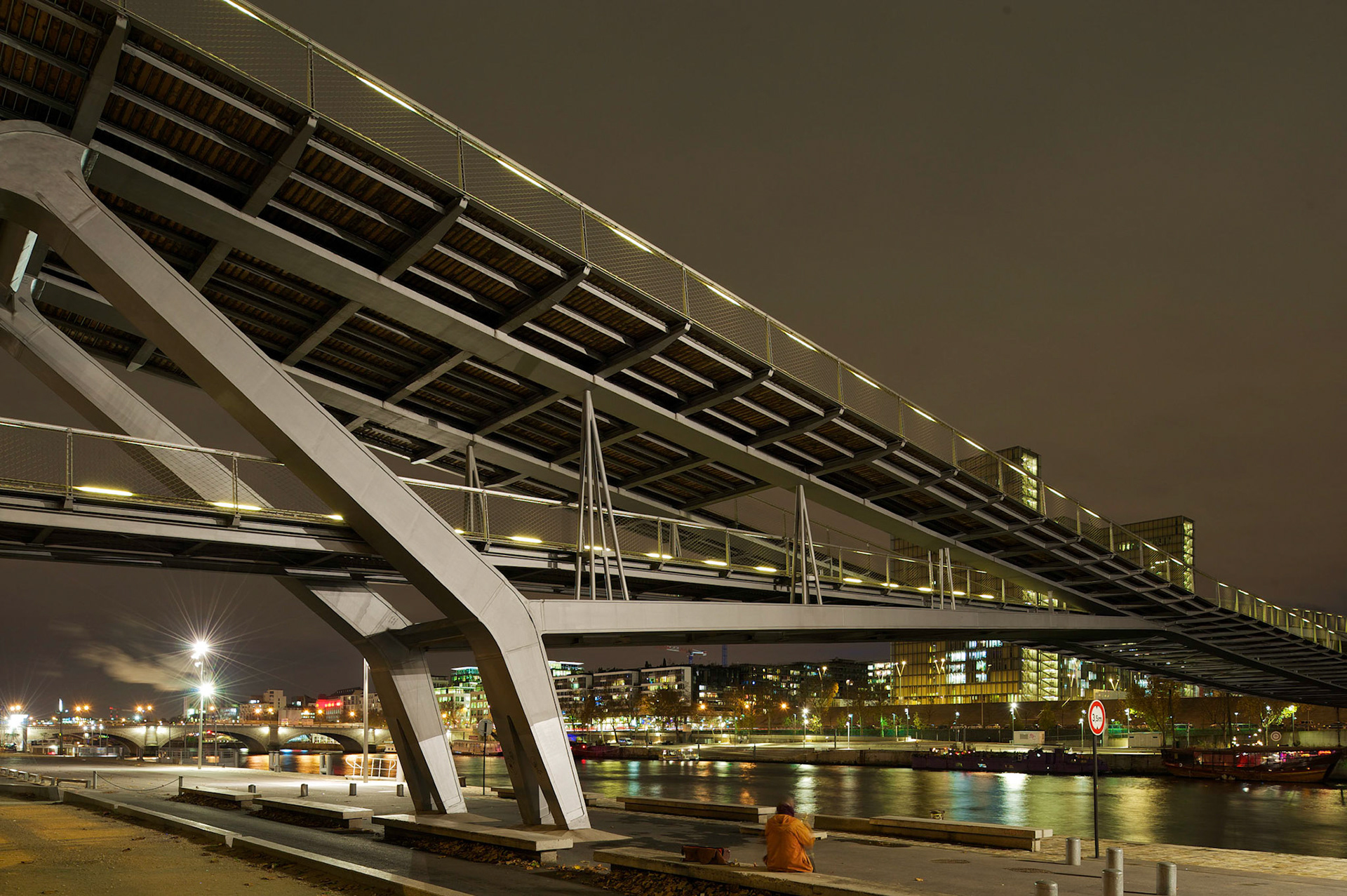 La passerelle Simone de Beauvoir, Paris, France.Dietmar Feichtinger Architectes.