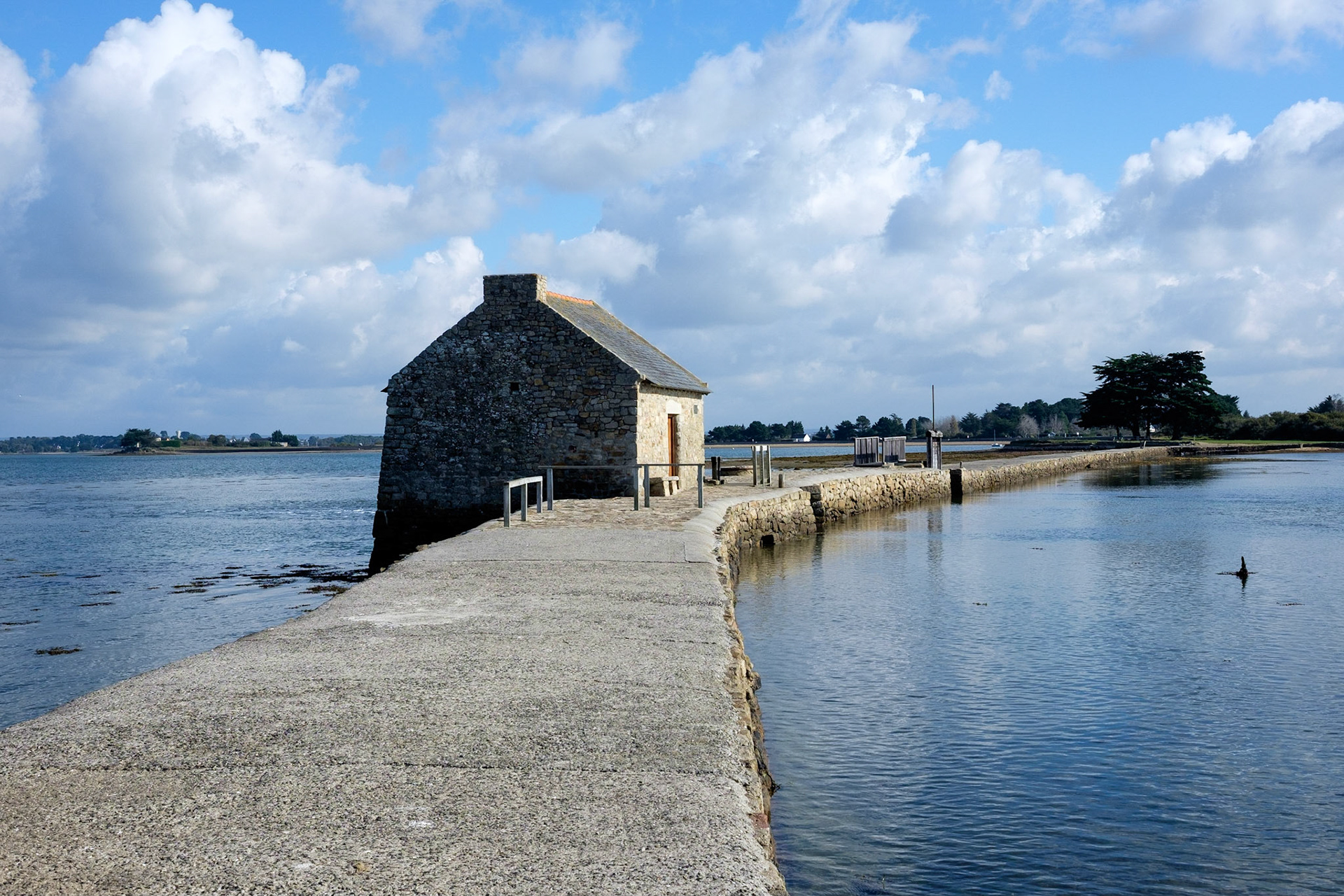 Le moulin à marée de l'île d'Arz. Golfe de Morbihan, Bretagne, France. / The tide mill on the island of Arz. Gulf of Morbihan, Brittany, France..