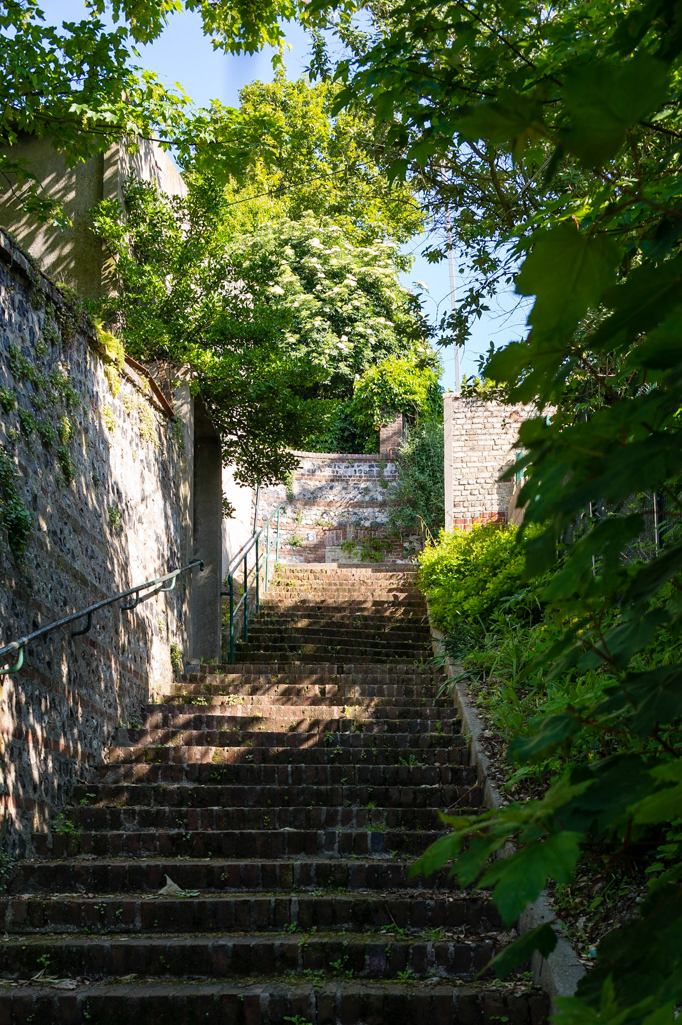 Les fameux escaliers du Havre qui permettent de relier ville haute et ville basse.  The famous stairs of Le Havre that connect upper town and lower town.