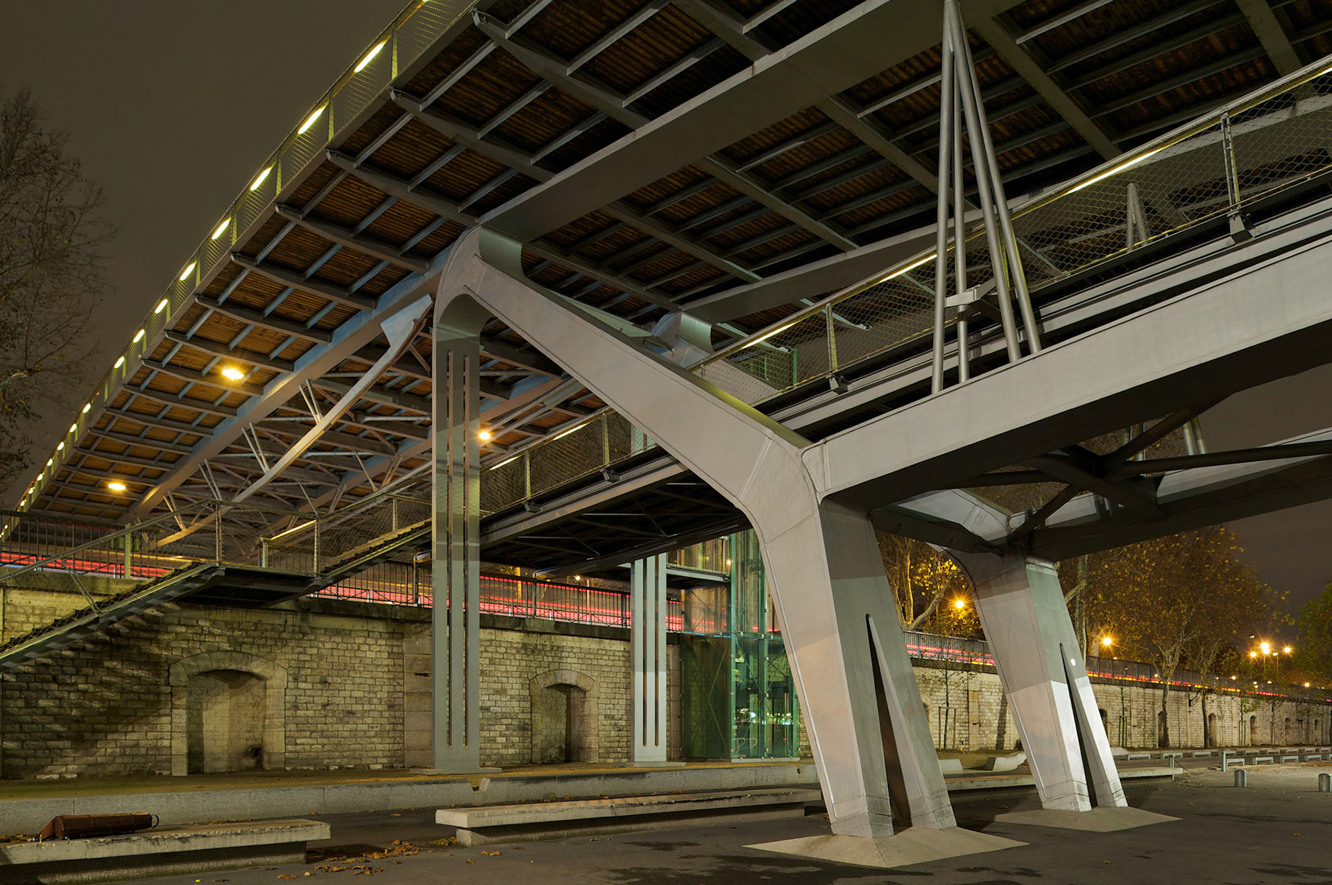 La passerelle Simone de Beauvoir, Paris, France.Dietmar Feichtinger Architectes.