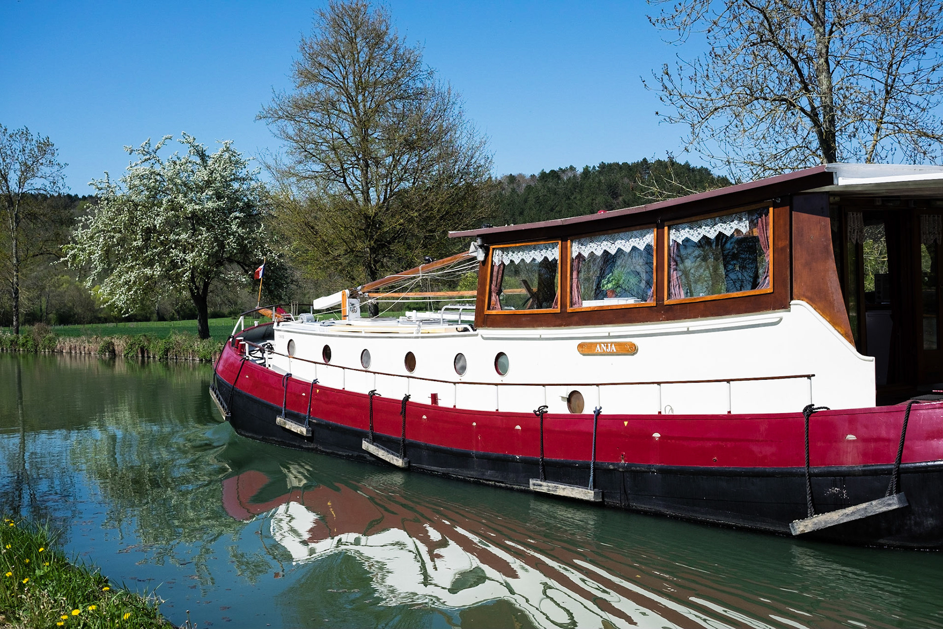 Le canal du Nivernais, Bourgogne, France.