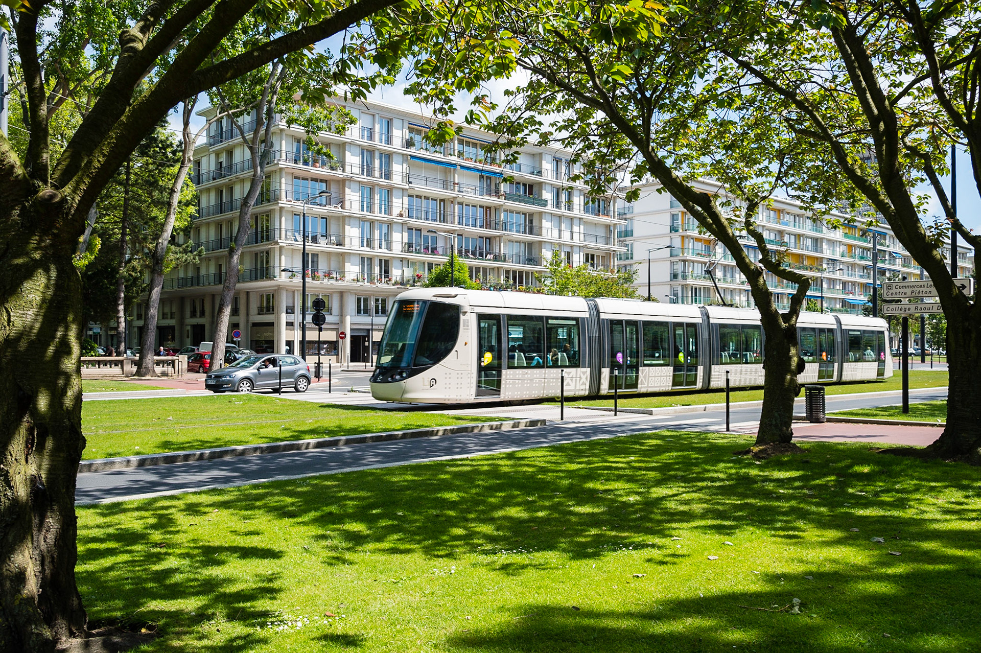Le Havre. Avenue Foch, cette magnifique avenue comparable par ses dimensions aux Champs Elysées à Paris, relie la Place de l'Hôtel de Ville à la Porte Océane et à la plage du Havre / Le Havre. Avenue Foch, this magnificent comparable in dimensions to the Champs Elysees avenue in Paris, links the Place de l'Hotel de Ville in the Ocean Gate and the beach of Le Havre.