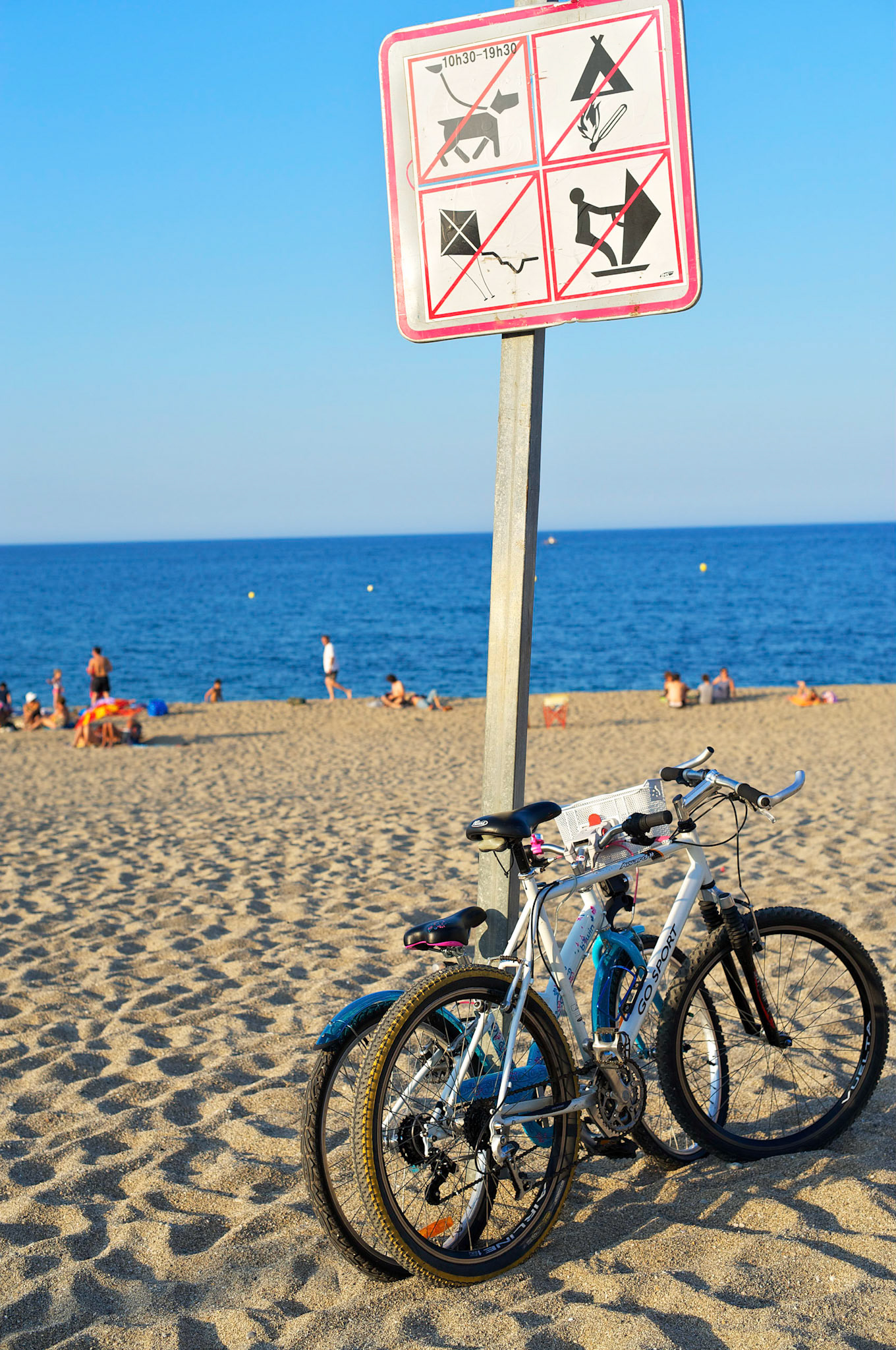 Deux vélos sur la plage du Racou, Pyrénées Orientales, France.