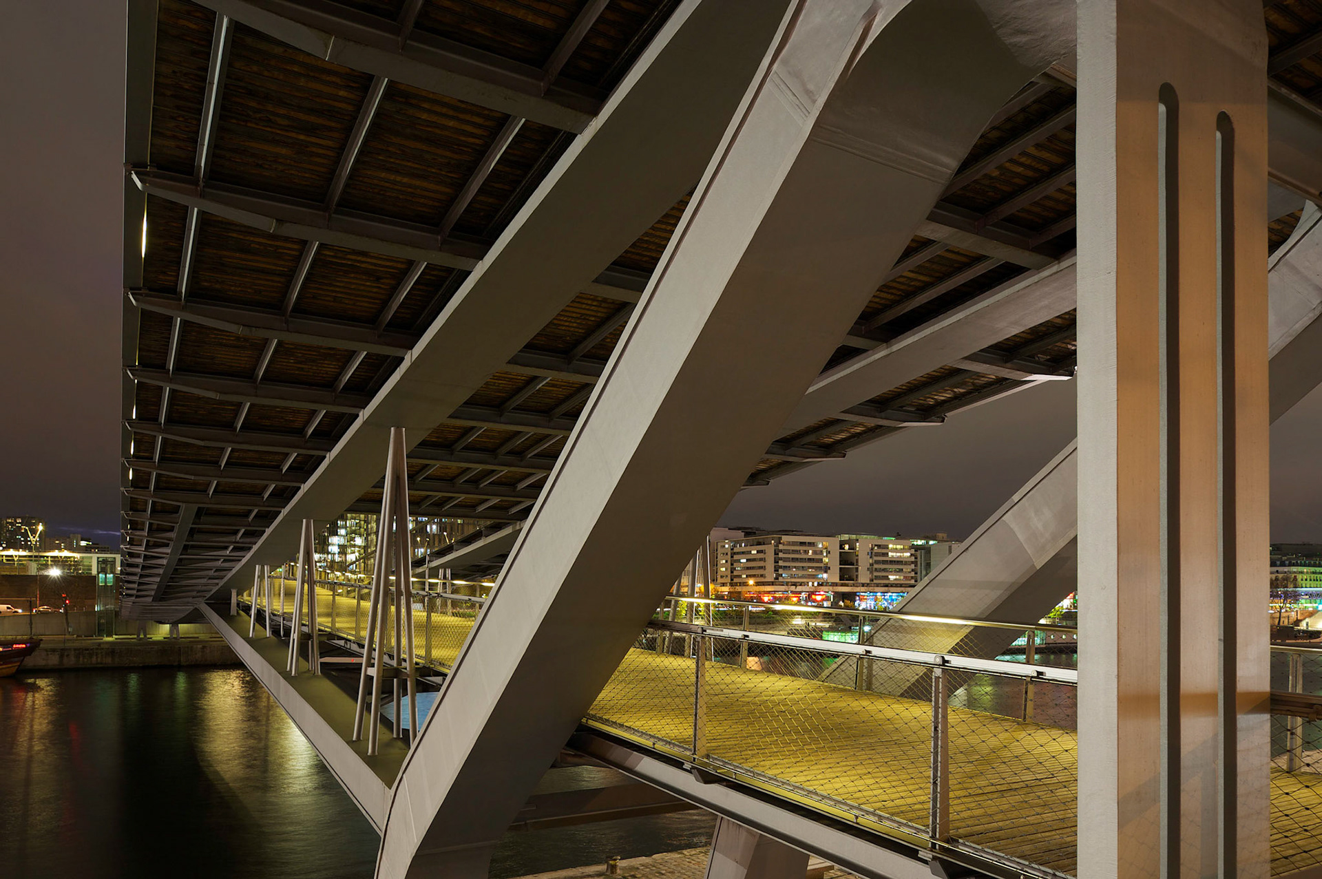 La passerelle Simone de Beauvoir, Paris, France.Dietmar Feichtinger Architectes.