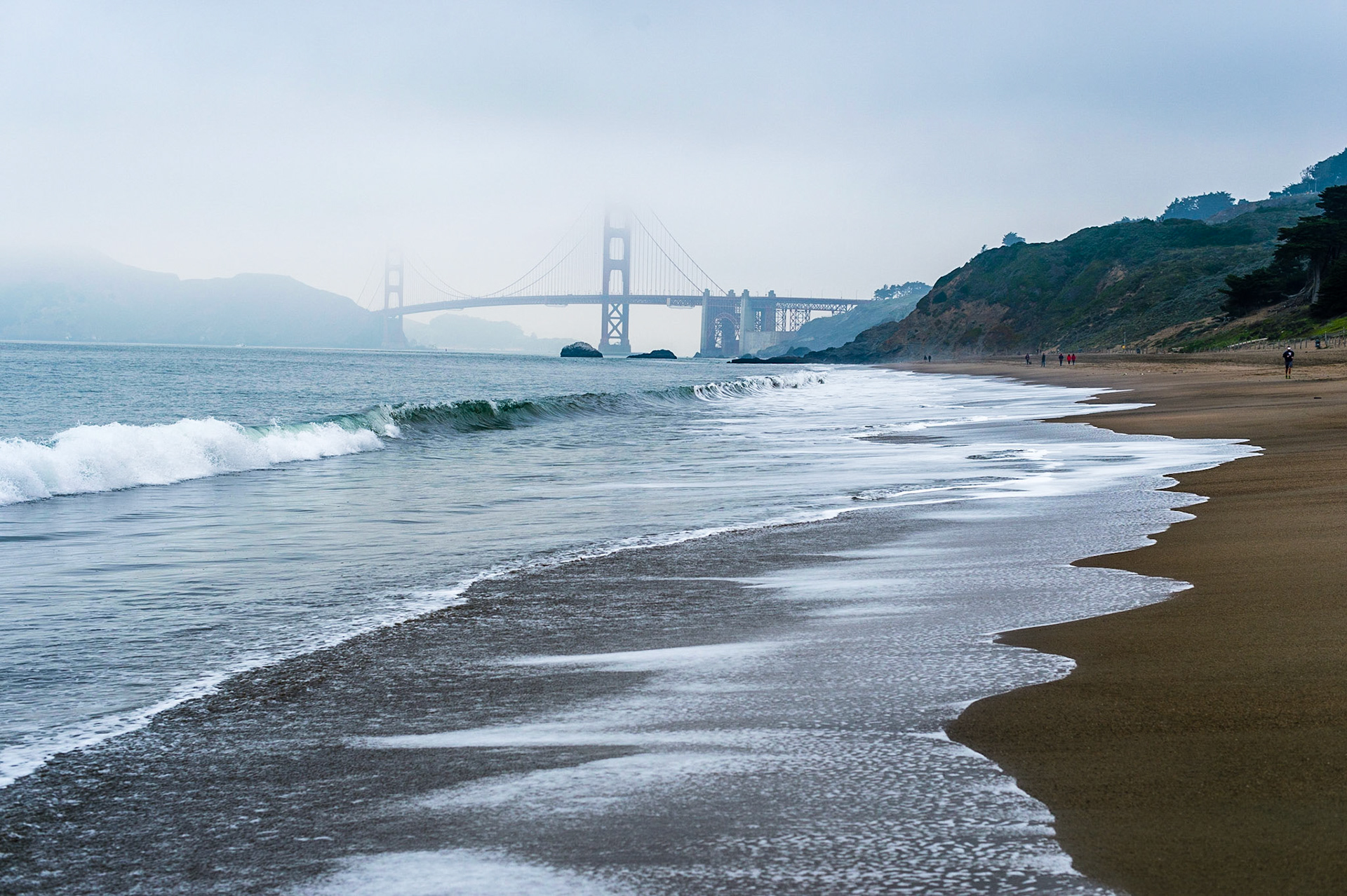 Baker Beach, San Francisco, Californie, USA avec le Goden Gate Bridge dans le brouillard / Baker Beach, San Francisco, California, USA with Goden Gate Bridge in the fog.
