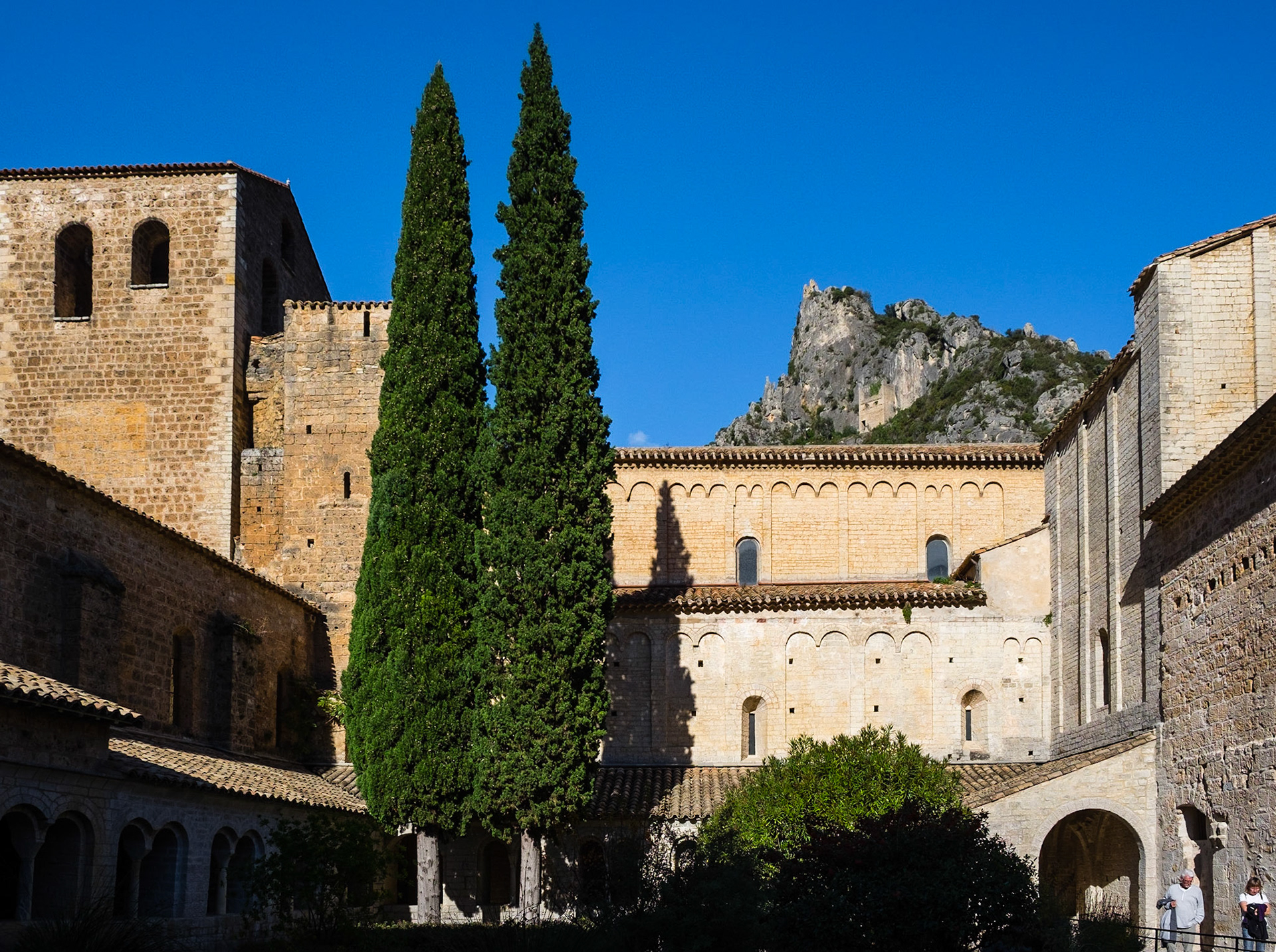 L'abbaye de Saint Guilhem Le Désert, le cloitre. Abbaye bénédictine fondée en 804 par Guillaume de Gellone, elle est inscrite au patrimoine mondial de l'UNESCO depuis 1998 / The abbey of Saint Guilhem Le Desert, the cloister. Benedictine abbey founded in 804 by William of Gellone, it is a World Heritage Site by UNESCO since 1998.