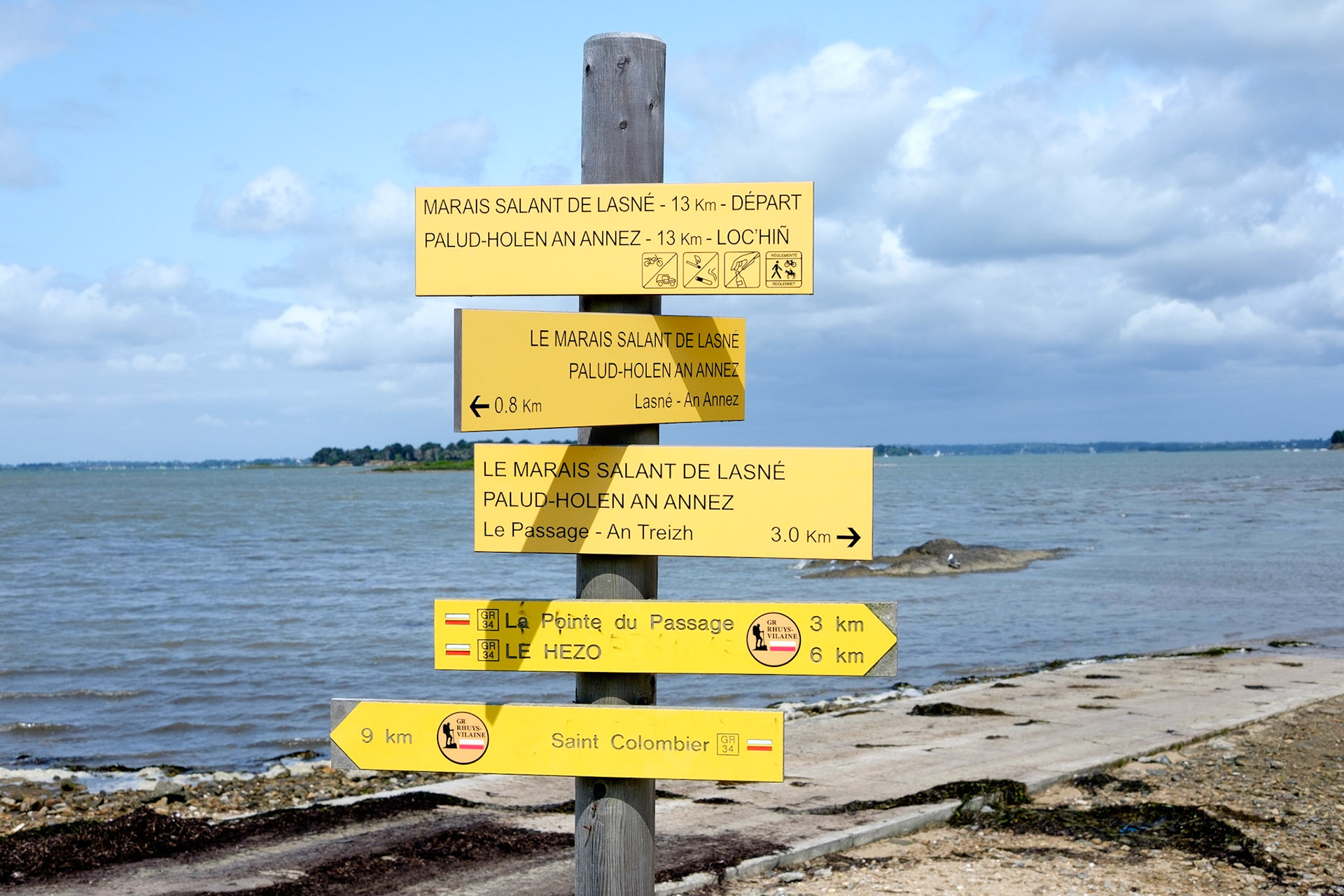 Panneau d'information des randonnées. Golfe de Morbihan, Bretagne, France. / Information board hikes. Gulf of Morbihan, Brittany, France.