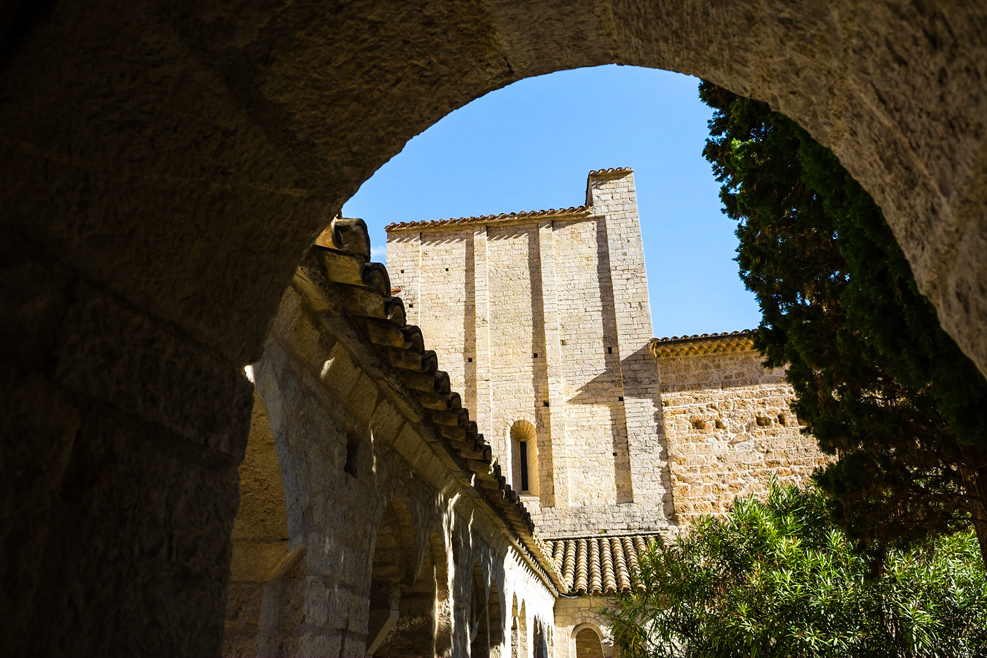 L'abbaye de Saint Guilhem Le Désert, le cloitre. Abbaye bénédictine fondée en 804 par Guillaume de Gellone, elle est inscrite au patrimoine mondial de l'UNESCO depuis 1998 / The abbey of Saint Guilhem Le Desert, the cloister. Benedictine abbey founded in 804 by William of Gellone, it is a World Heritage Site by UNESCO since 1998.