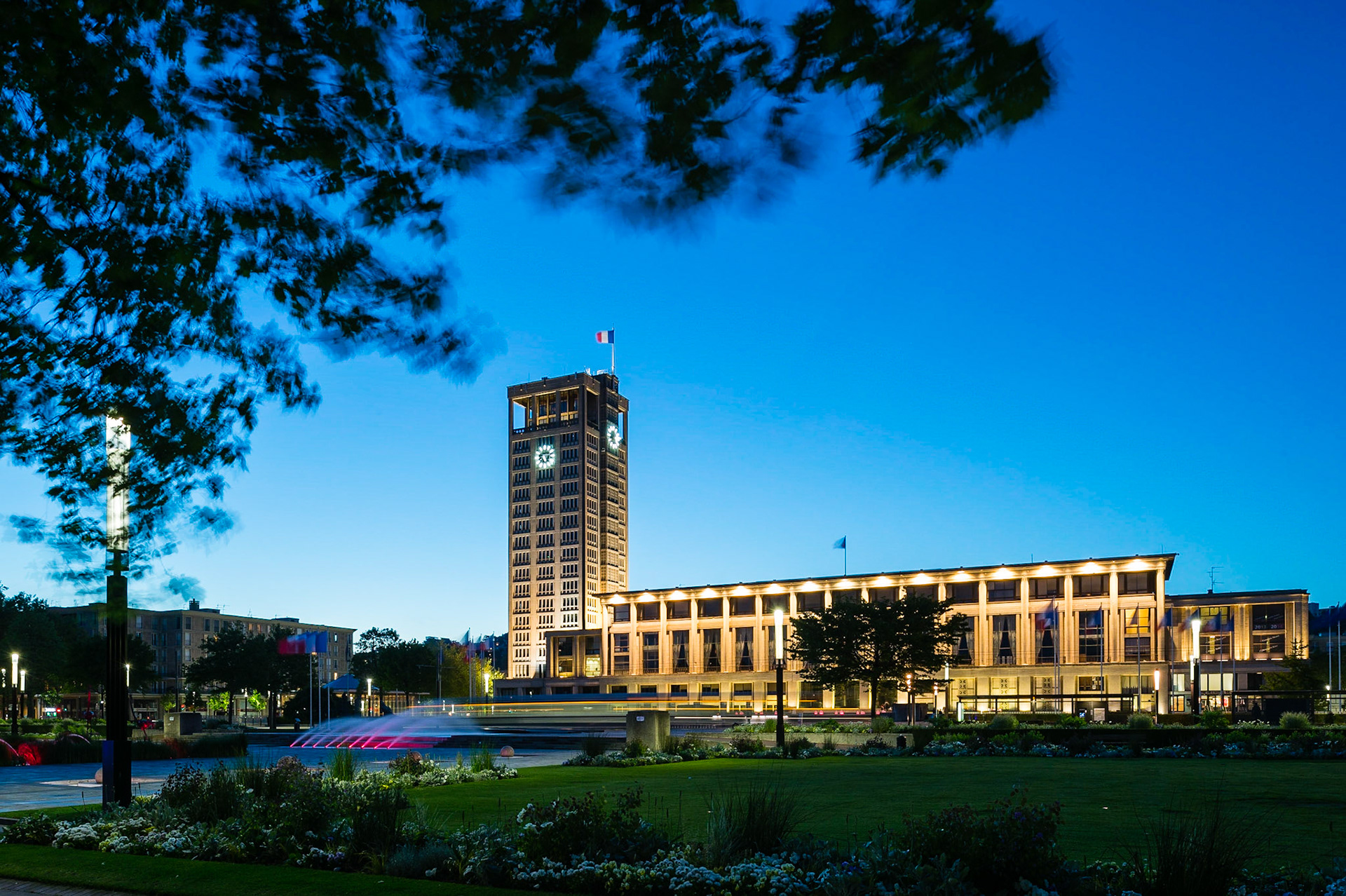 Le Havre centre ville. En grande partie détruit pendant la Seconde Guerre mondiale, le centre-ville a été reconstruit d'après les plans de l'atelier d'Auguste Perret entre 1945 et 1964, il est inscrit au patrimoine mondial de l'UNESCO depuis 2005.  L'Hôtel de Ville, oeuvre des ateliers Auguste Perret / Le Havre city center. Largely destroyed during the Second World War, the city was rebuilt according to the plans of the workshop of Auguste Perret between 1945 and 1964, he was listed as a World Heritage Site by UNESCO since 2005. The Town Hall, the work of Auguste Perret workshops.