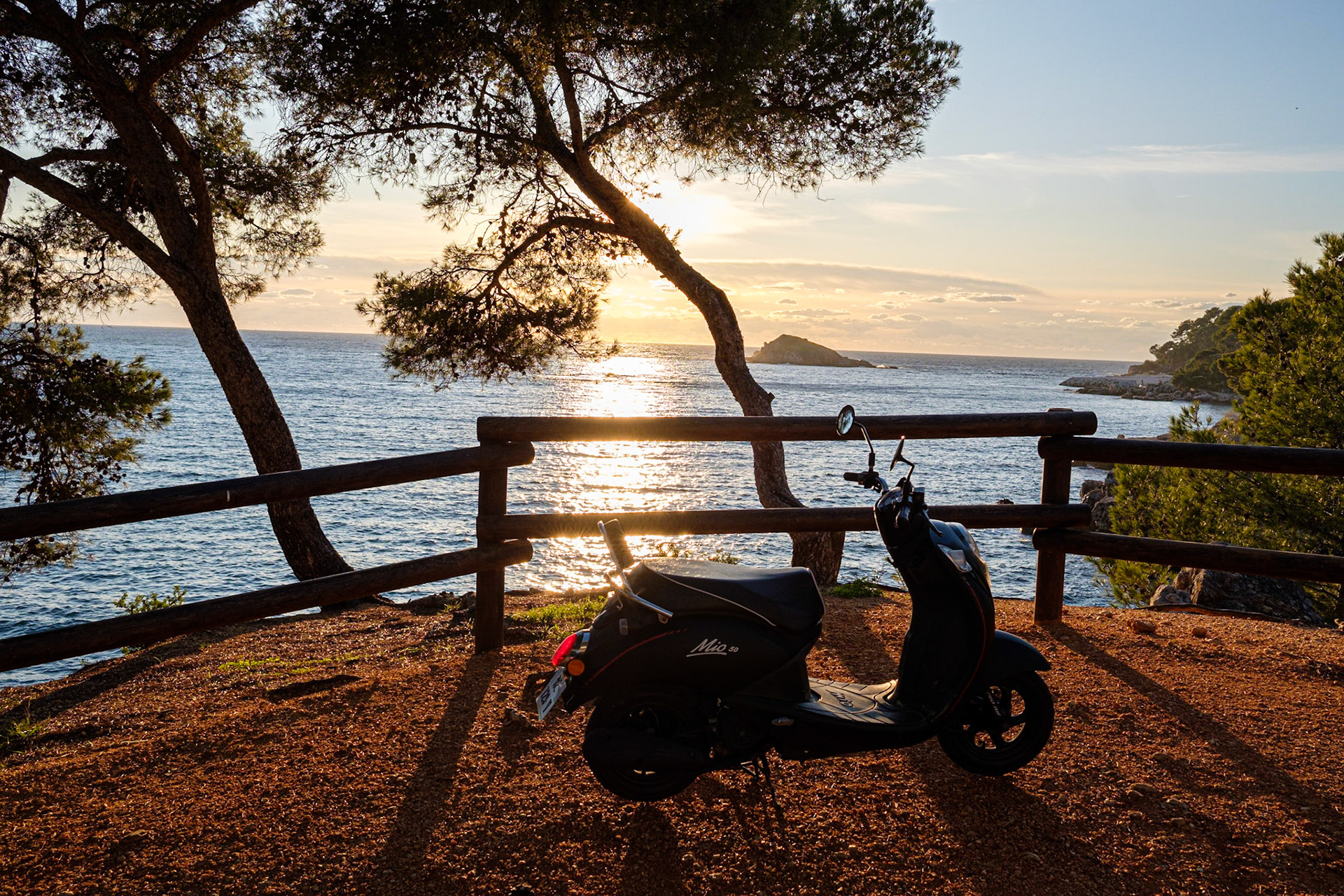 Coucher de soleil sur le sentier du Littoral. Bandol, Var, France.