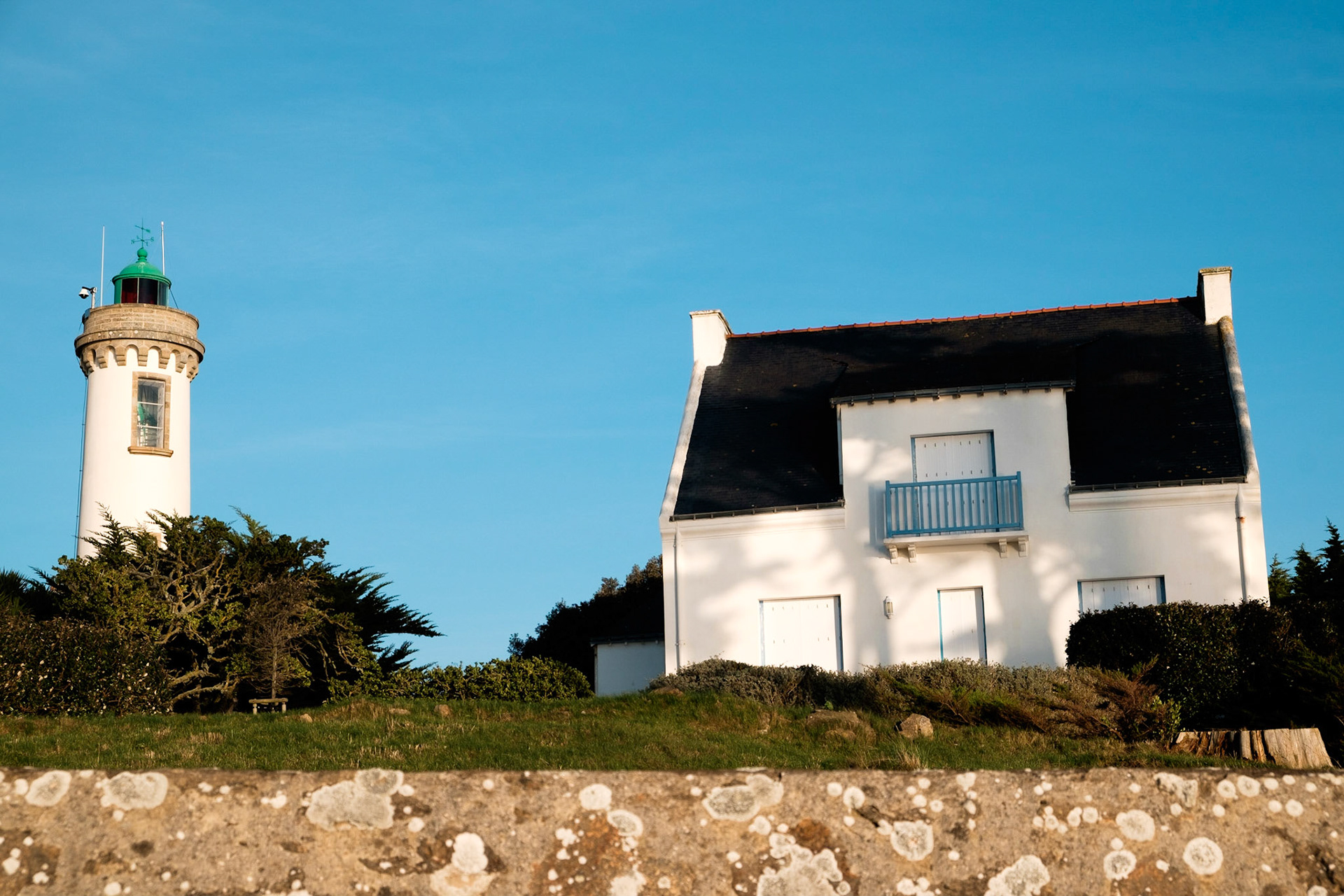 Maison bretonne et phare de Port-Navalo, Bretagne, France.